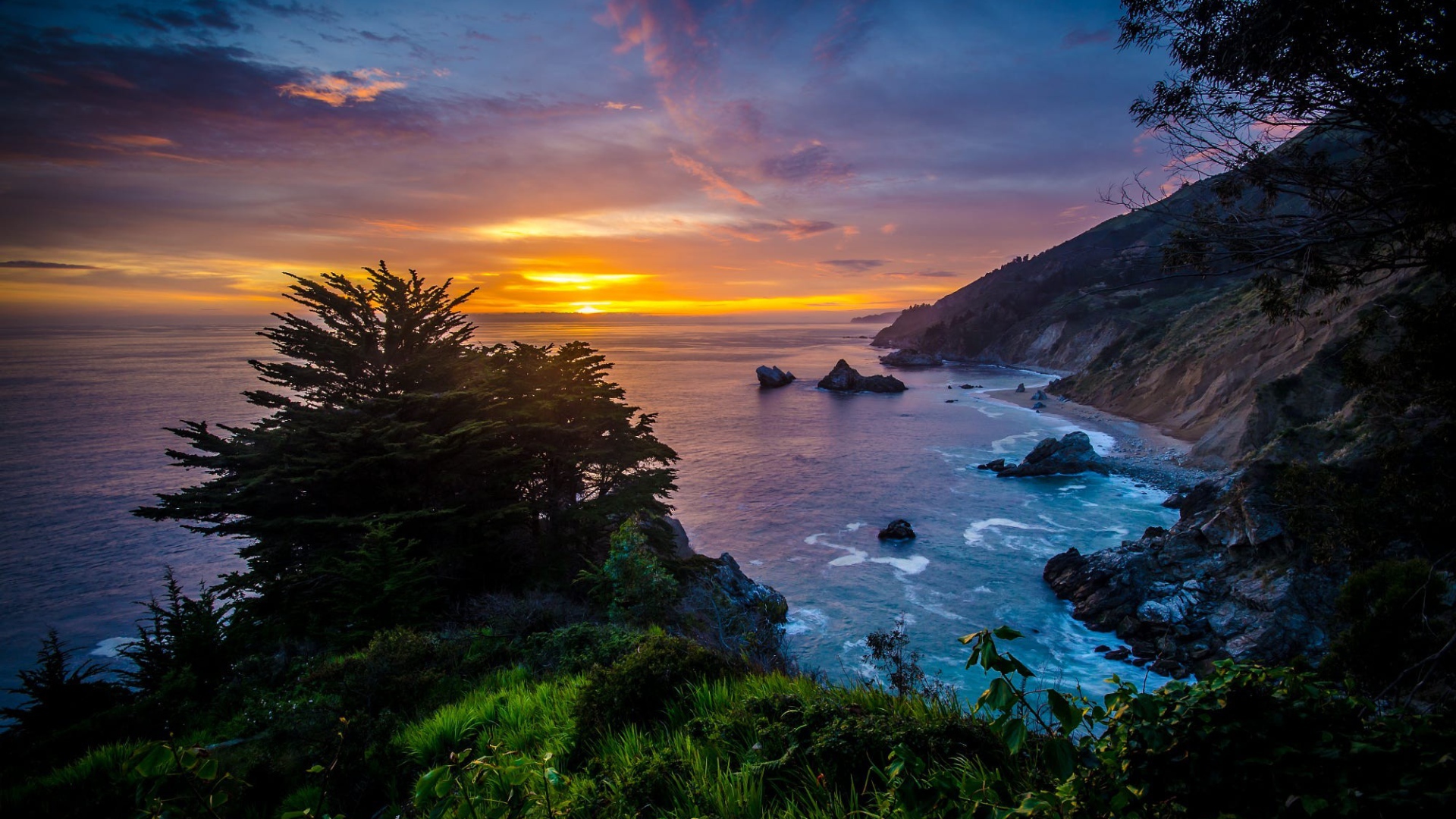 Закат солнца на горизонте над океаном 