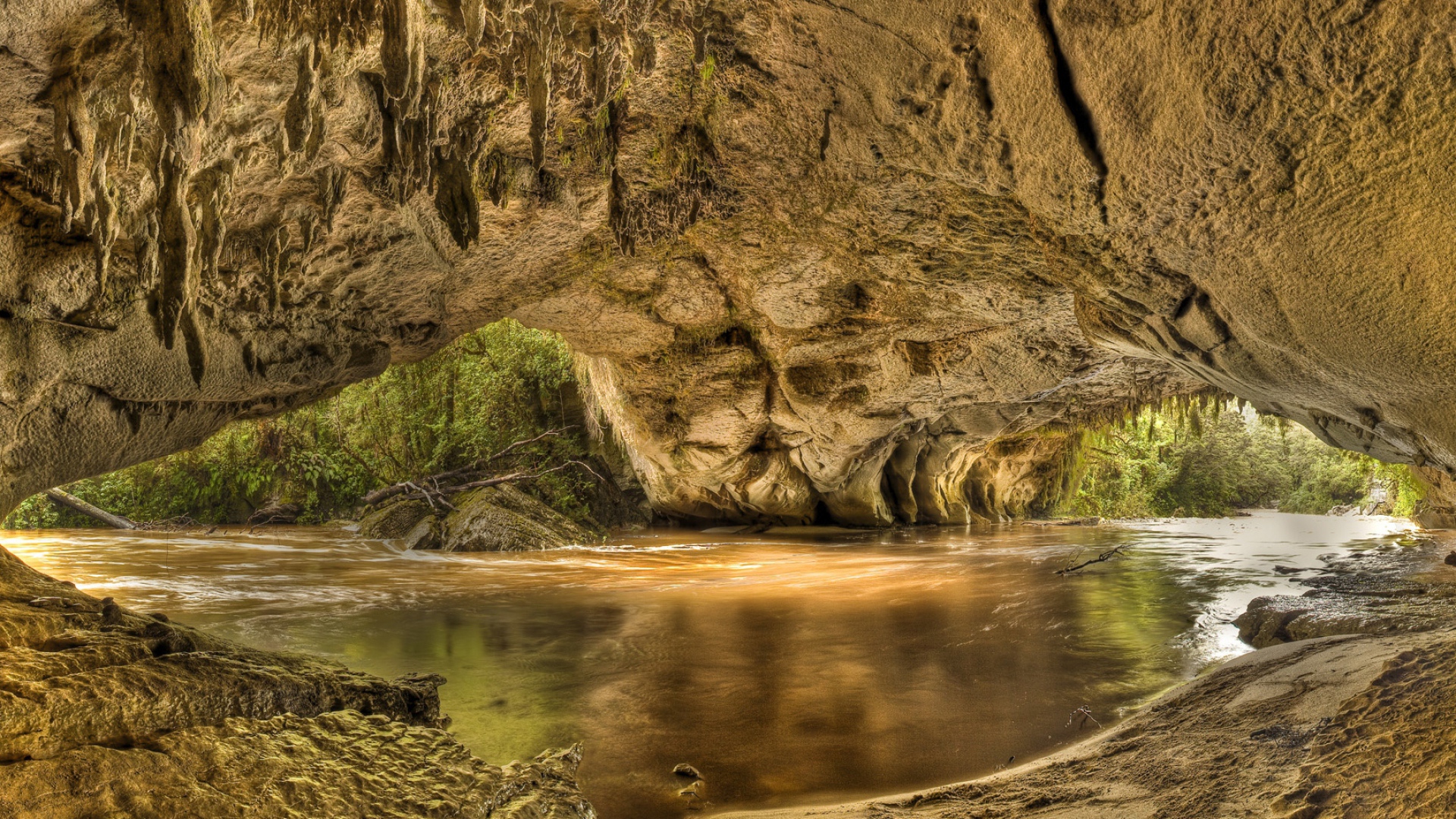 Река в каменном гроте,  Национальный парк Кахерейнджи. Новая Зеландия