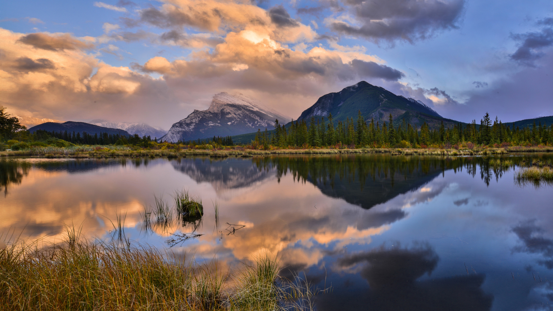 Небо и горы отражаются в чистой воде озера 