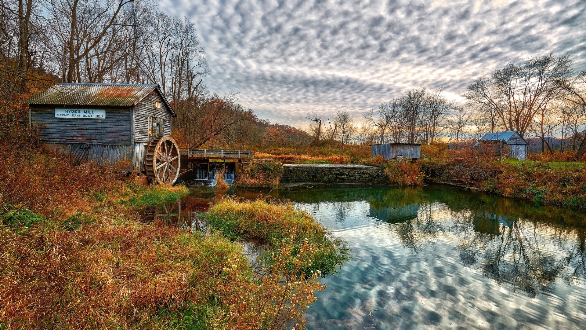 Небо отражается в пруду у водокачки 
