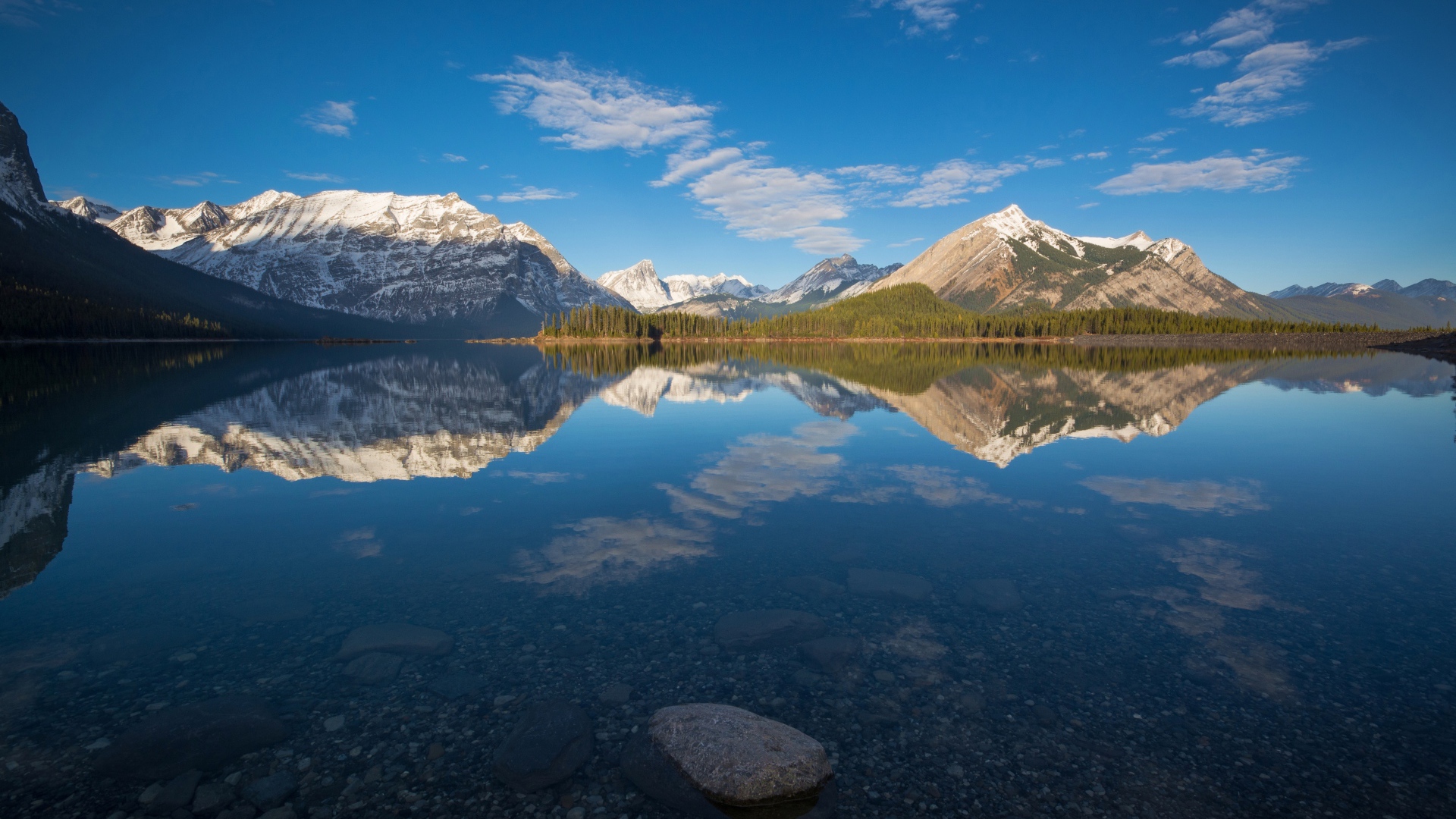 Небо отражается в воде у горного озера