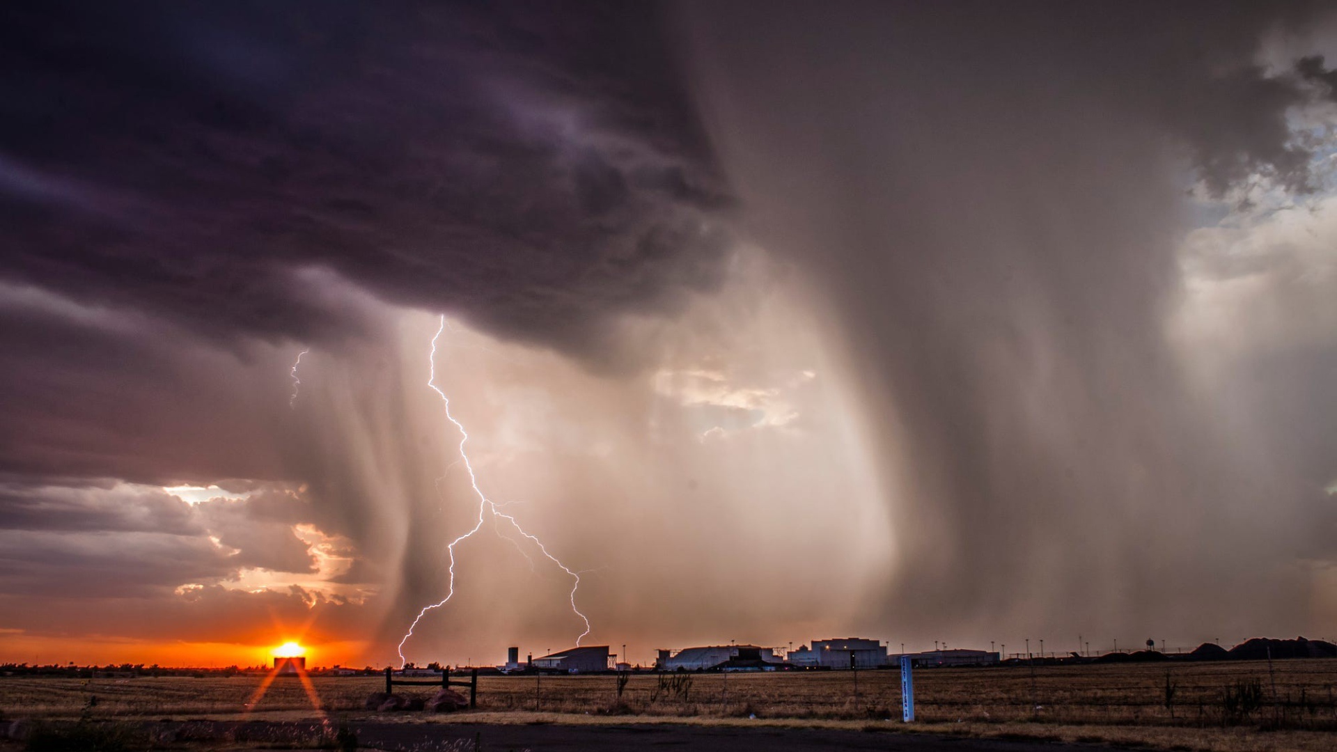 Гроза с молнией над фермой 