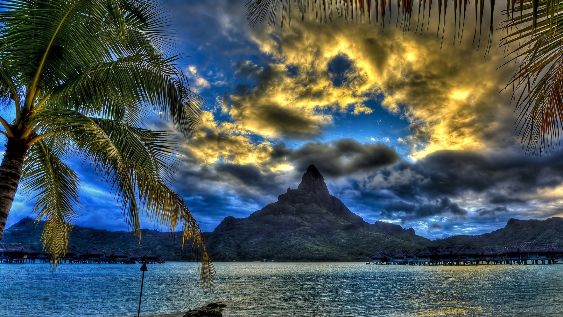 Вид на вершину горы под красивым небом на тропическом пляже