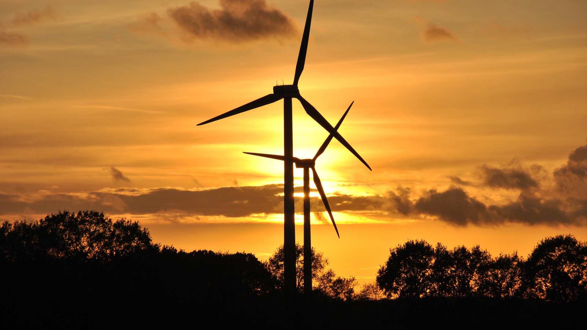 Ветротурбины на фоне неба на закате солнца