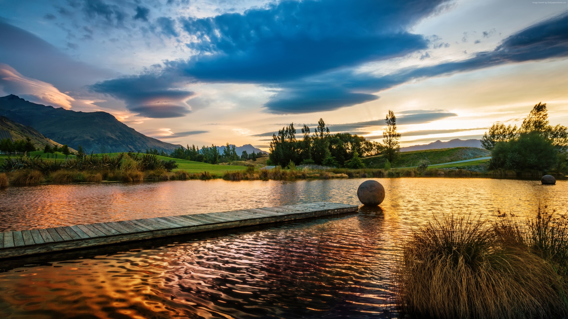 Деревянный мост в озере на закате солнца