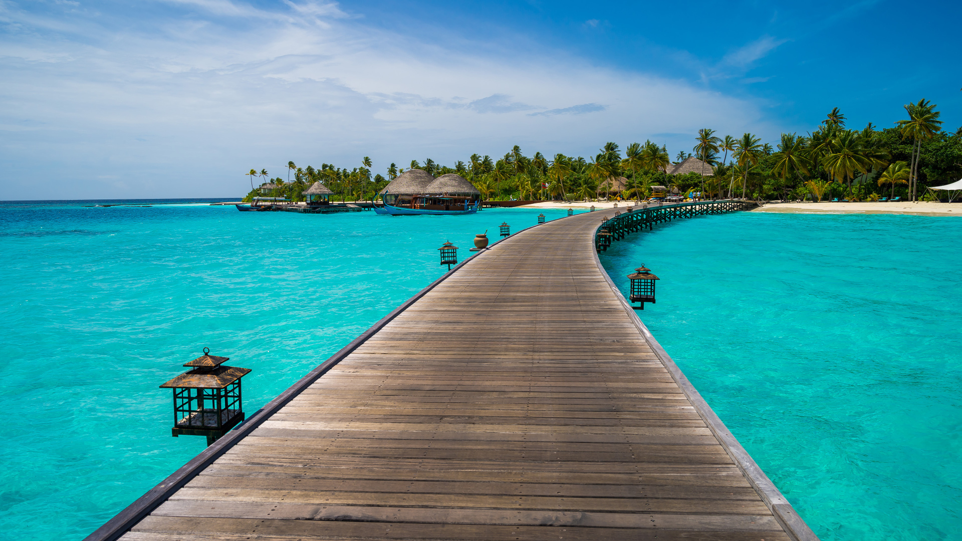 Деревянный пирс в голубом океане в тропиках, Мальдивы