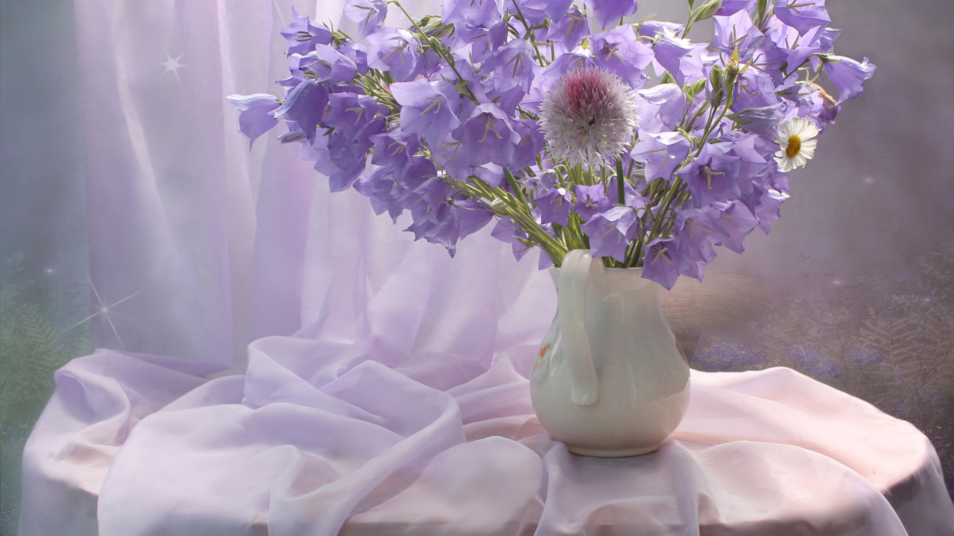 Букет фиолетовых колокольчиком в белой вазе на столе