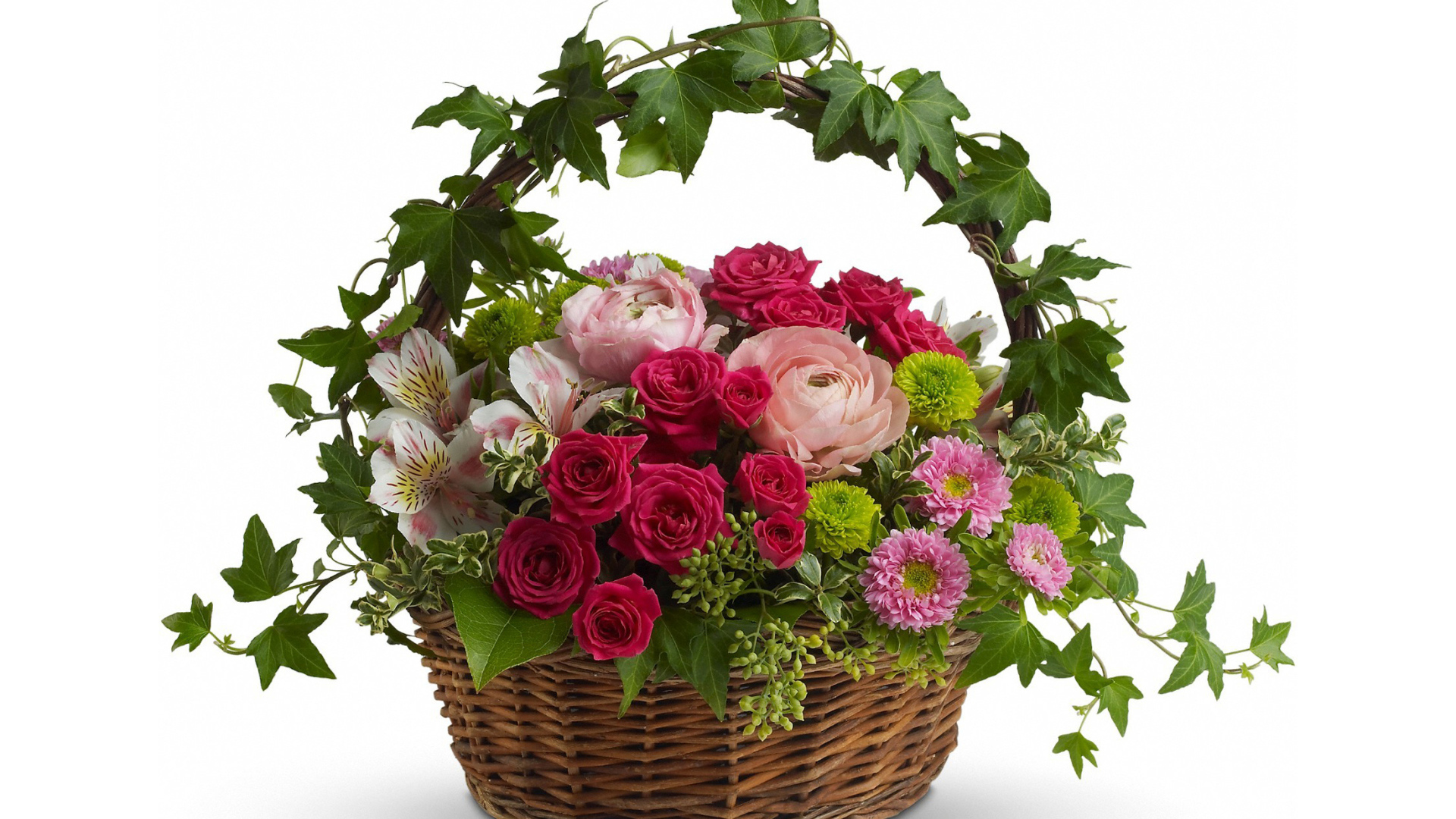 Корзина со свежими цветами на белом фоне