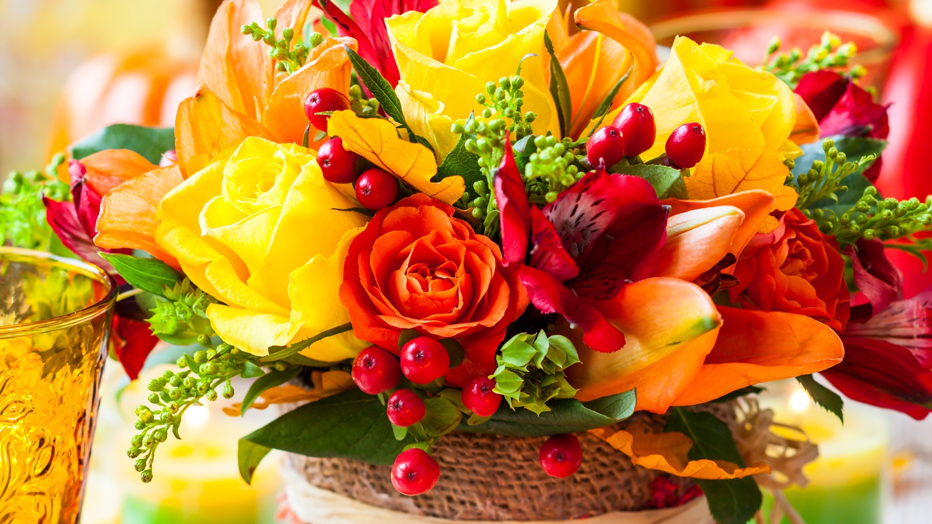 Красивый осенний букет с розами и желтыми листьями