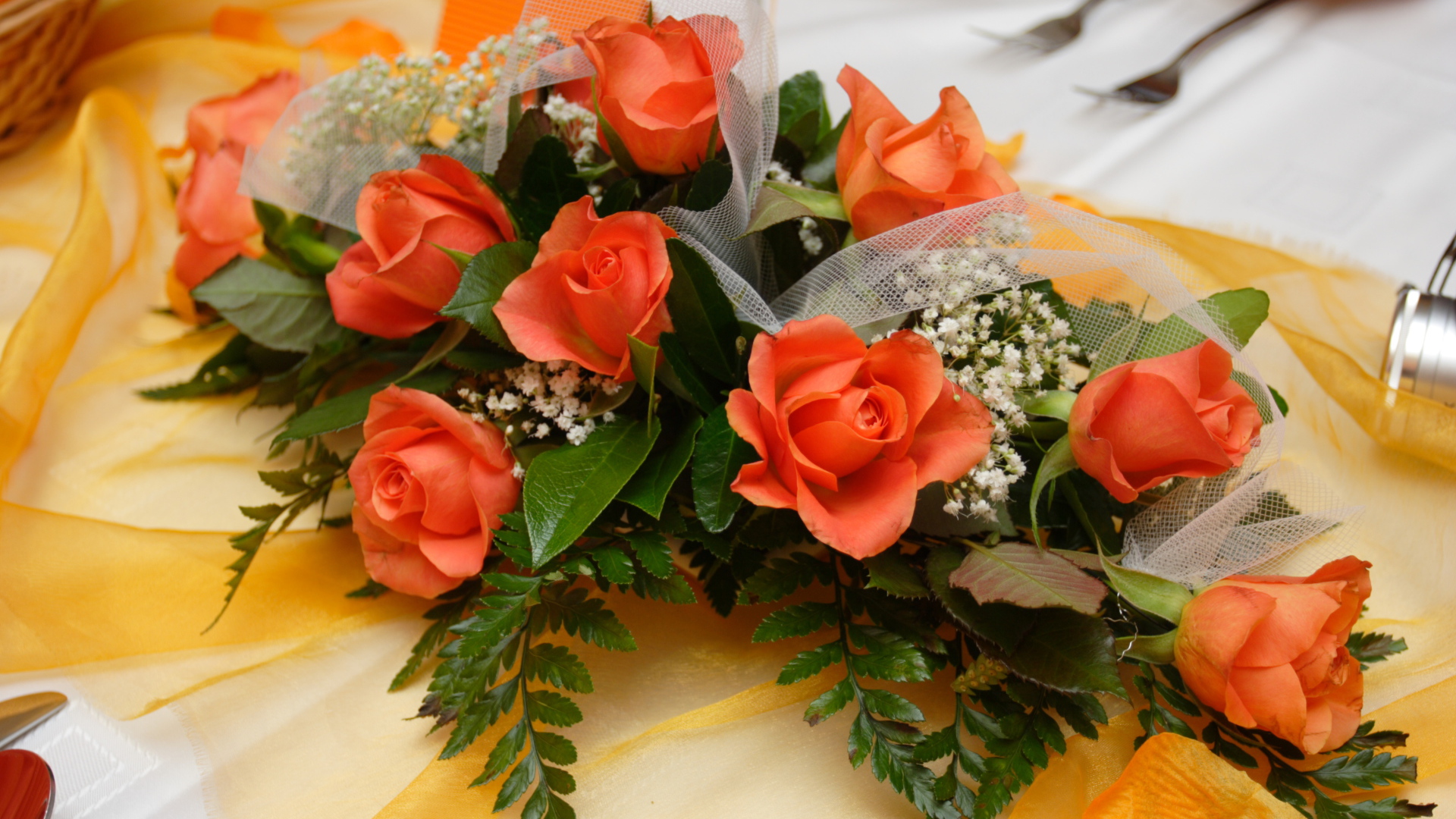 Красивый букет оранжевых роз с зелеными листьями