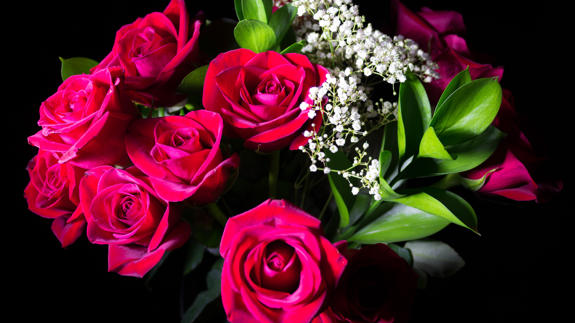 Красивый букет красных роз на черном фоне