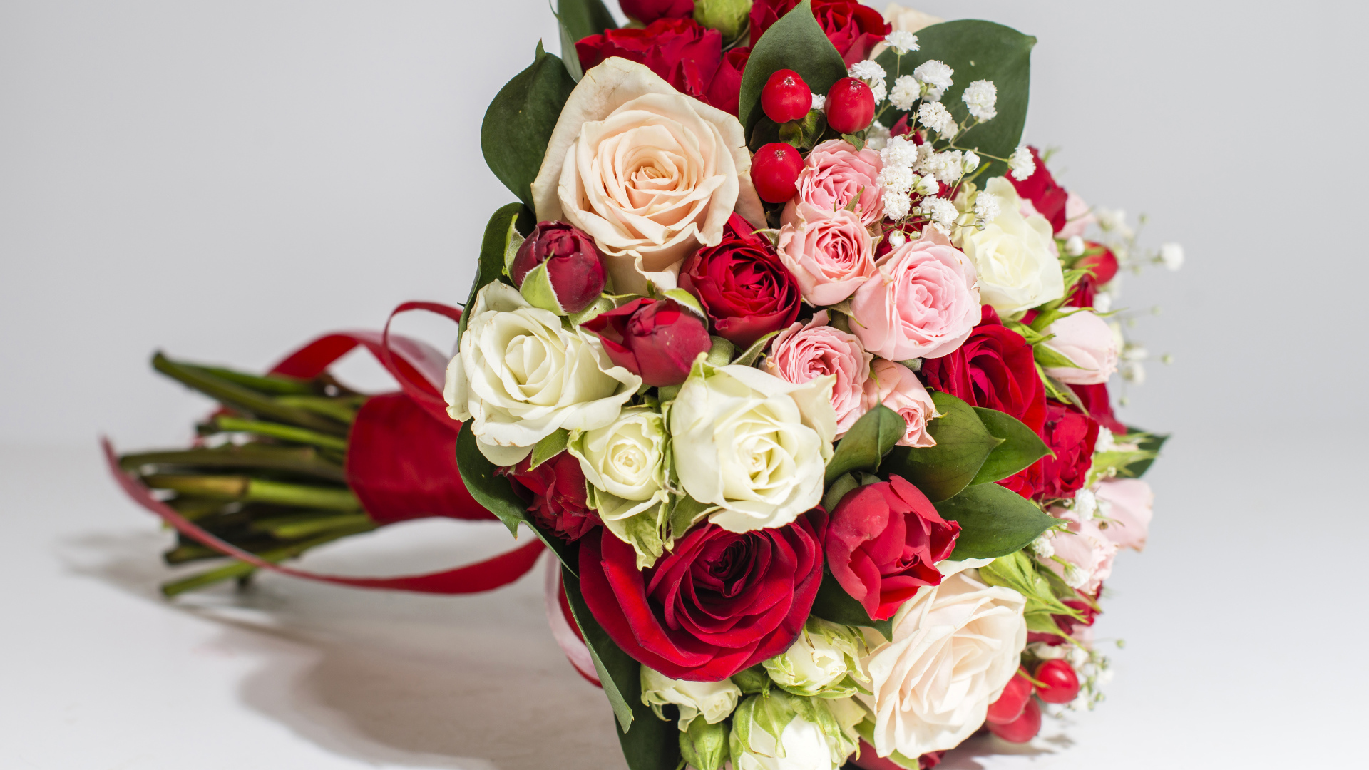 Красивый праздничный букет из роз