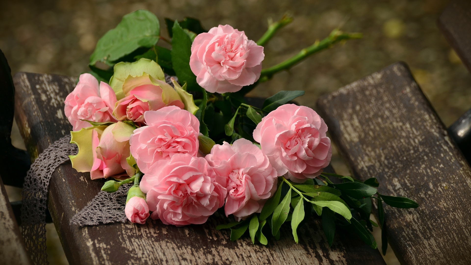 Букет нежно розовых роз на скамейке 