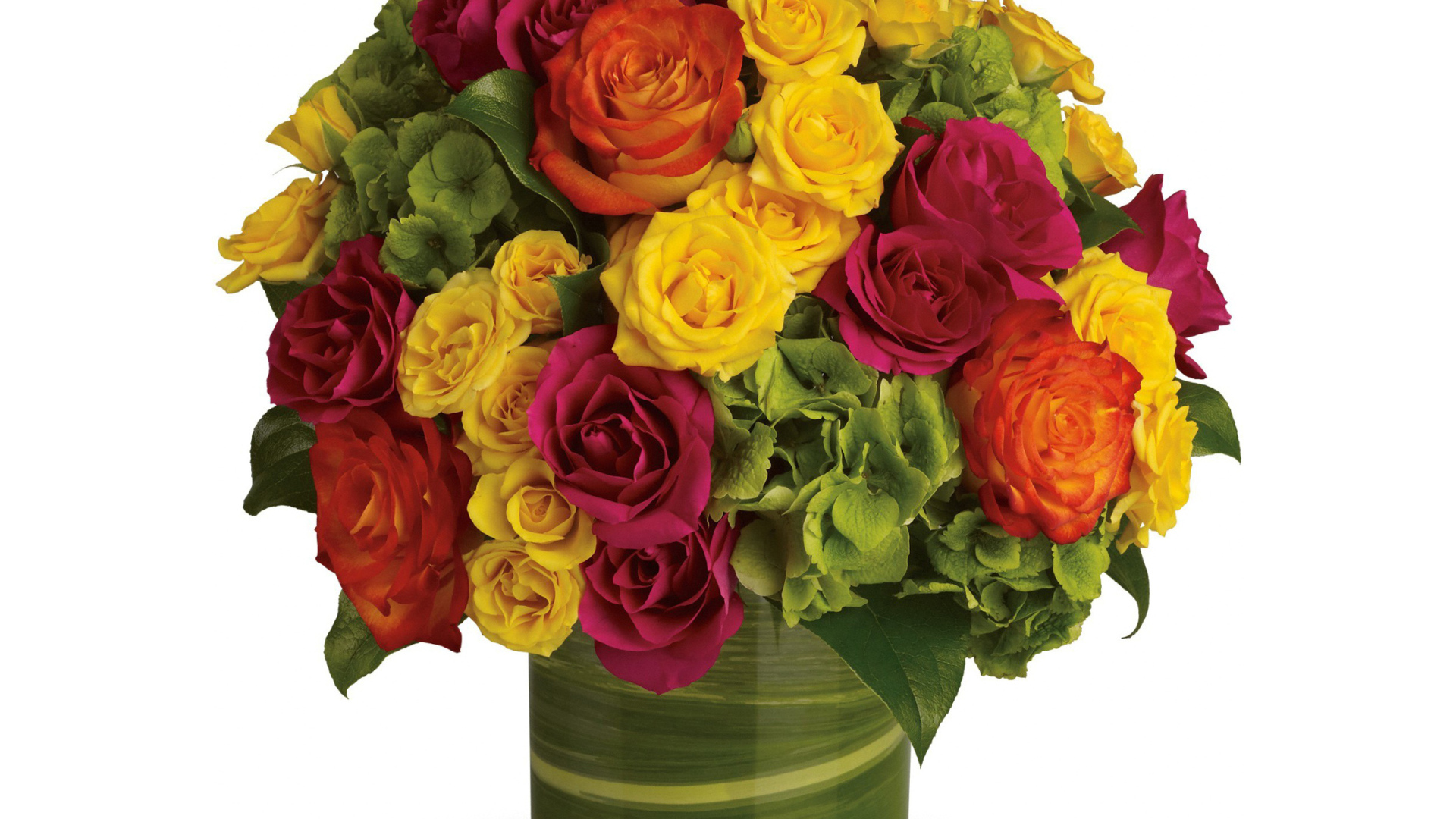 Букет разноцветный роз в вазе на белом фоне