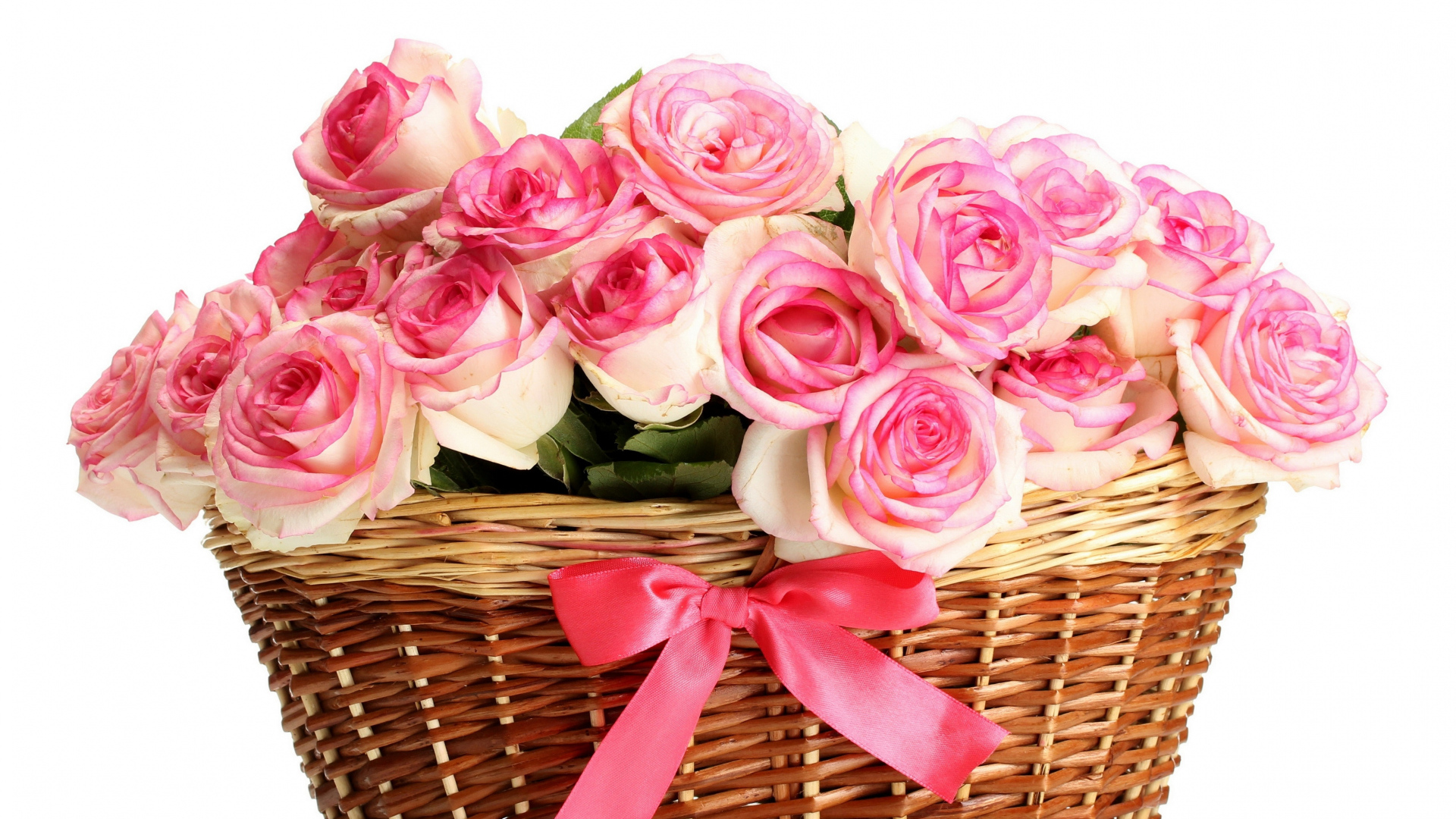 Букет розовых роз в корзине на белом фоне
