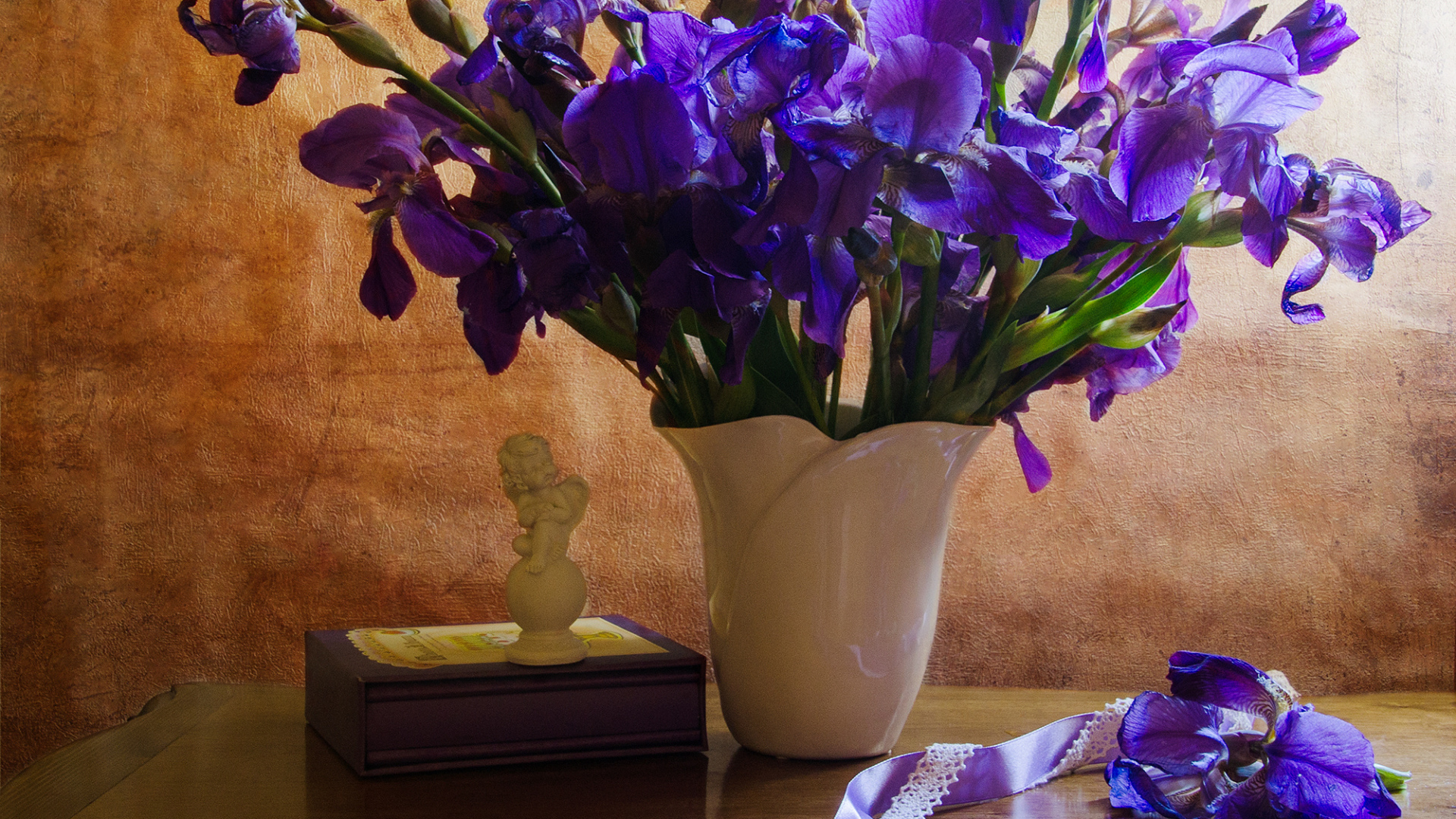 Букет фиолетовых ирисов в вазе