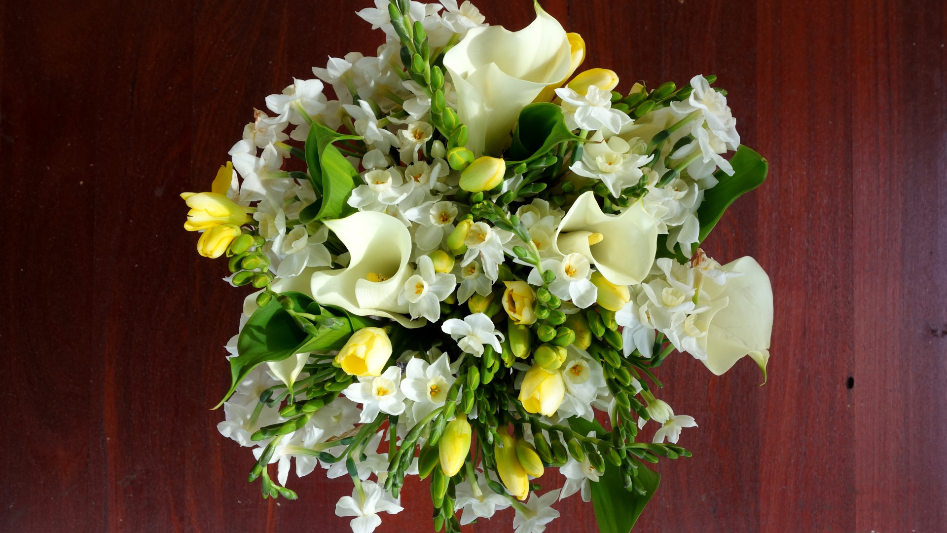 Нежные белые нарциссы и каллы в красивом букете