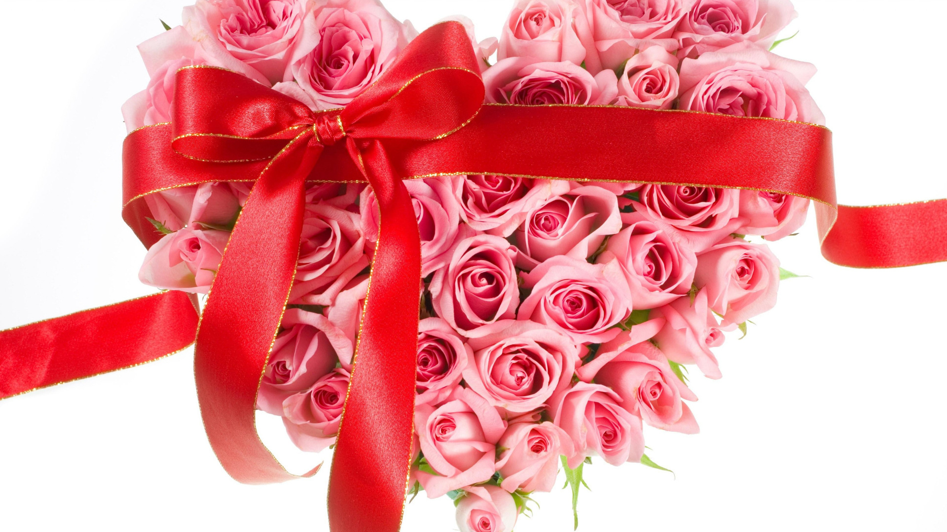 Сердце из розовых роз с красной лентой на белом фоне