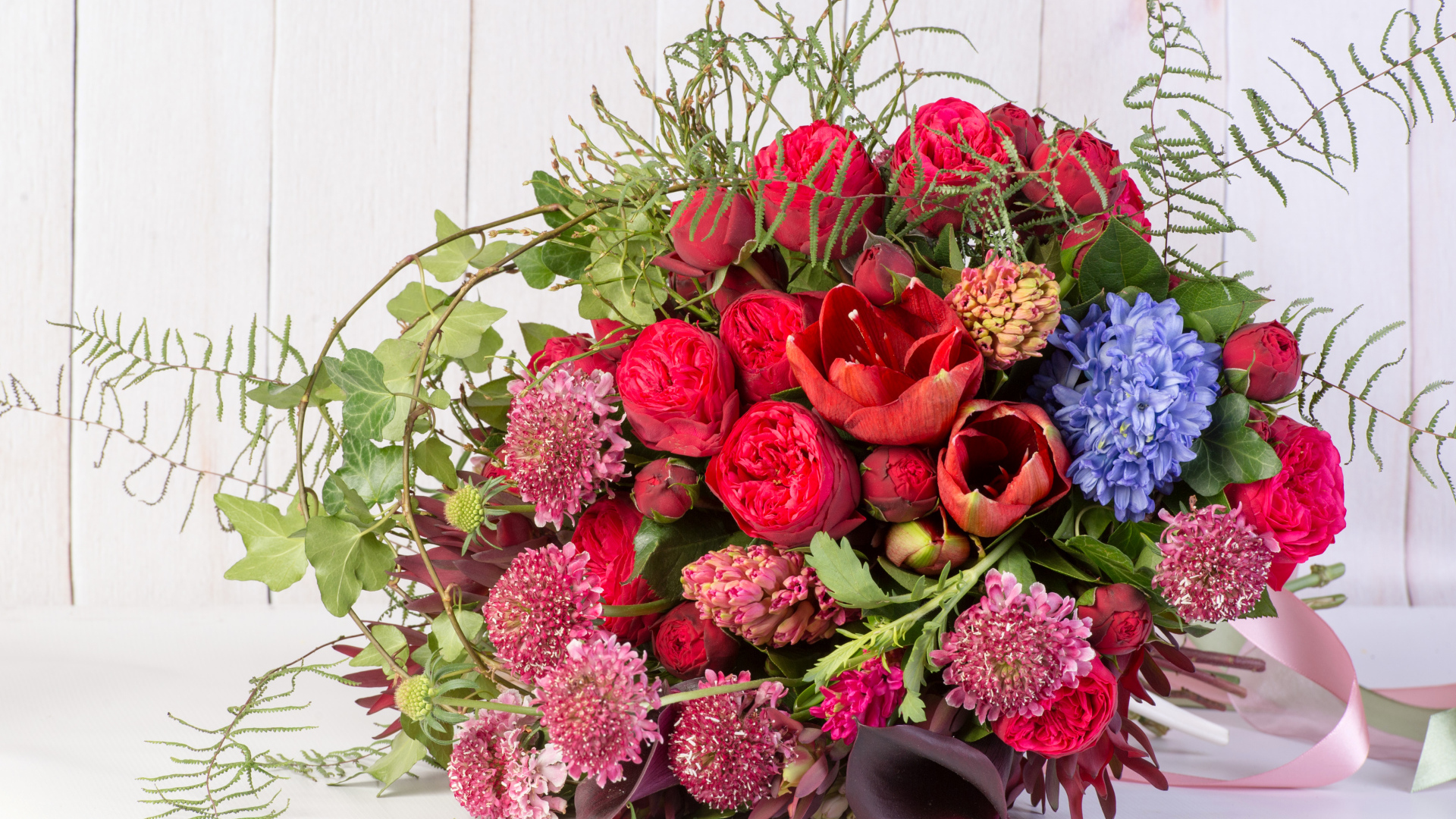 Большой красивый букет перевязанный розовой лентой