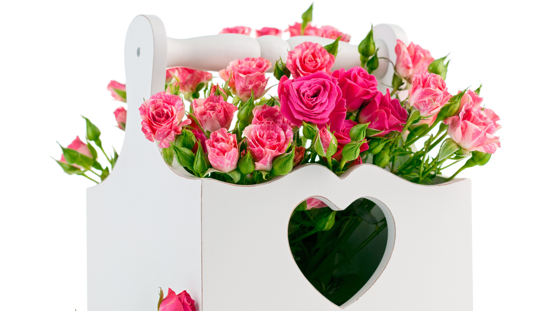 Розовые розы в белой корзине с сердцем