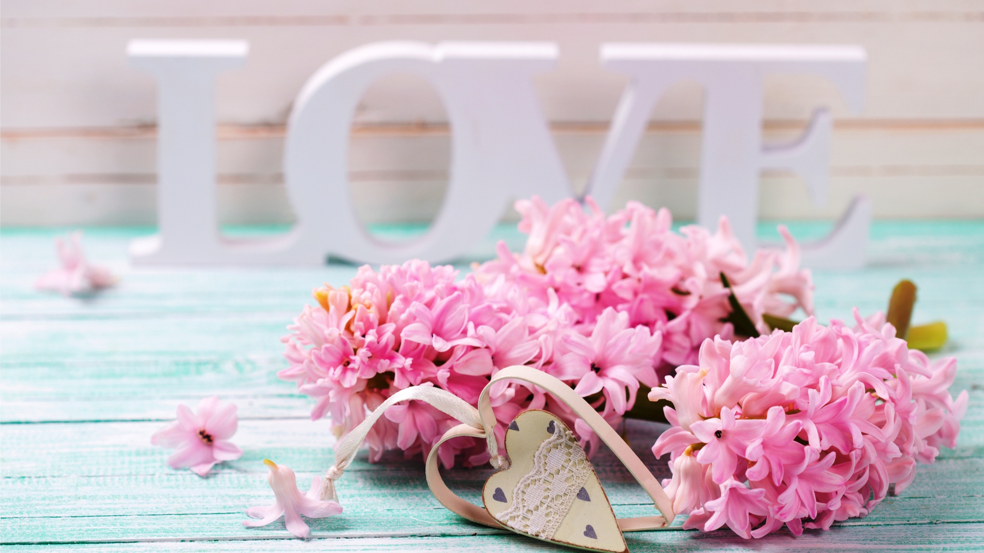 Розовые весенние цветы крокусы с сердечком и белой надписью LOVE