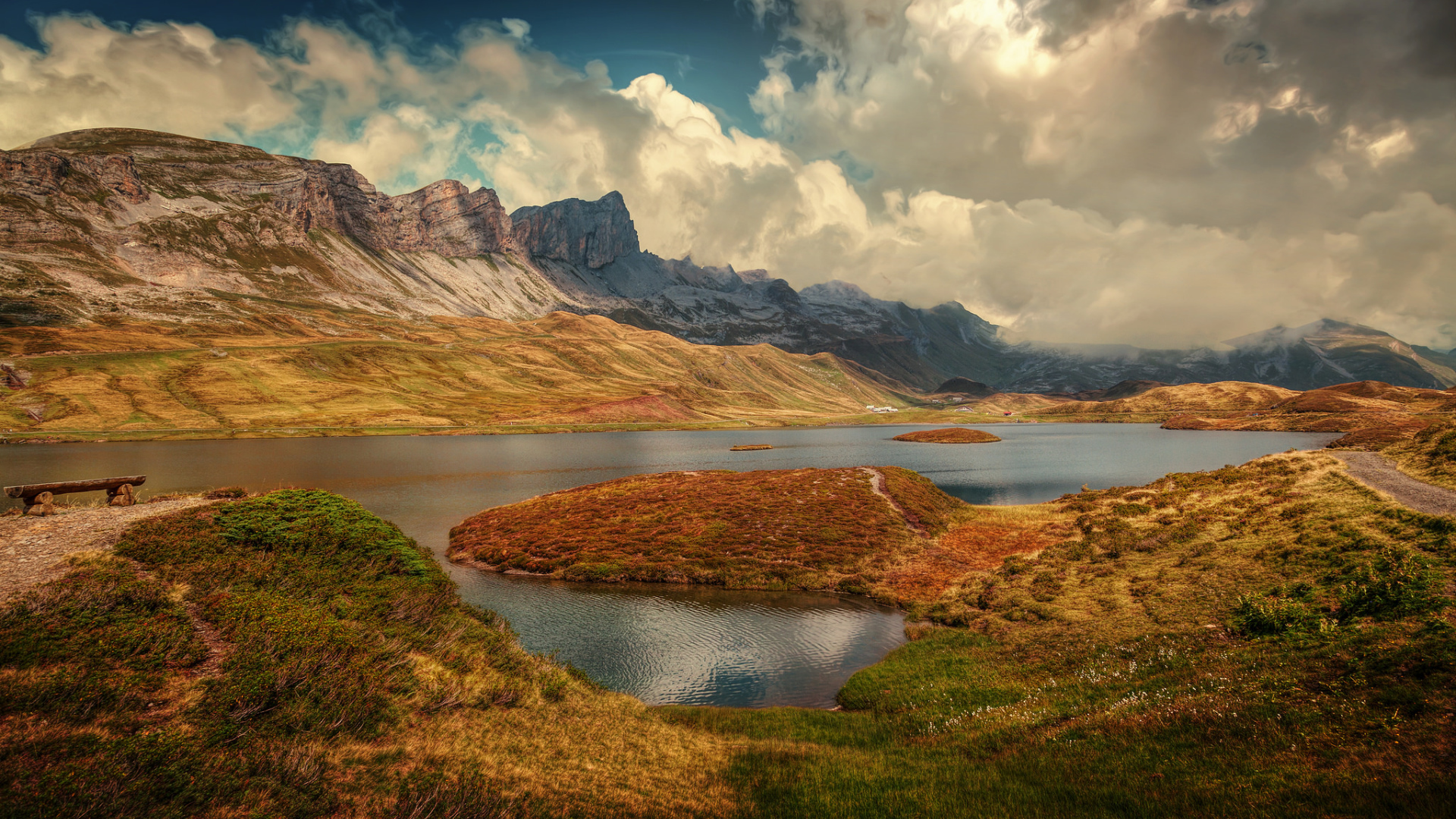 Горы под белыми облаками у озера в Швейцарии