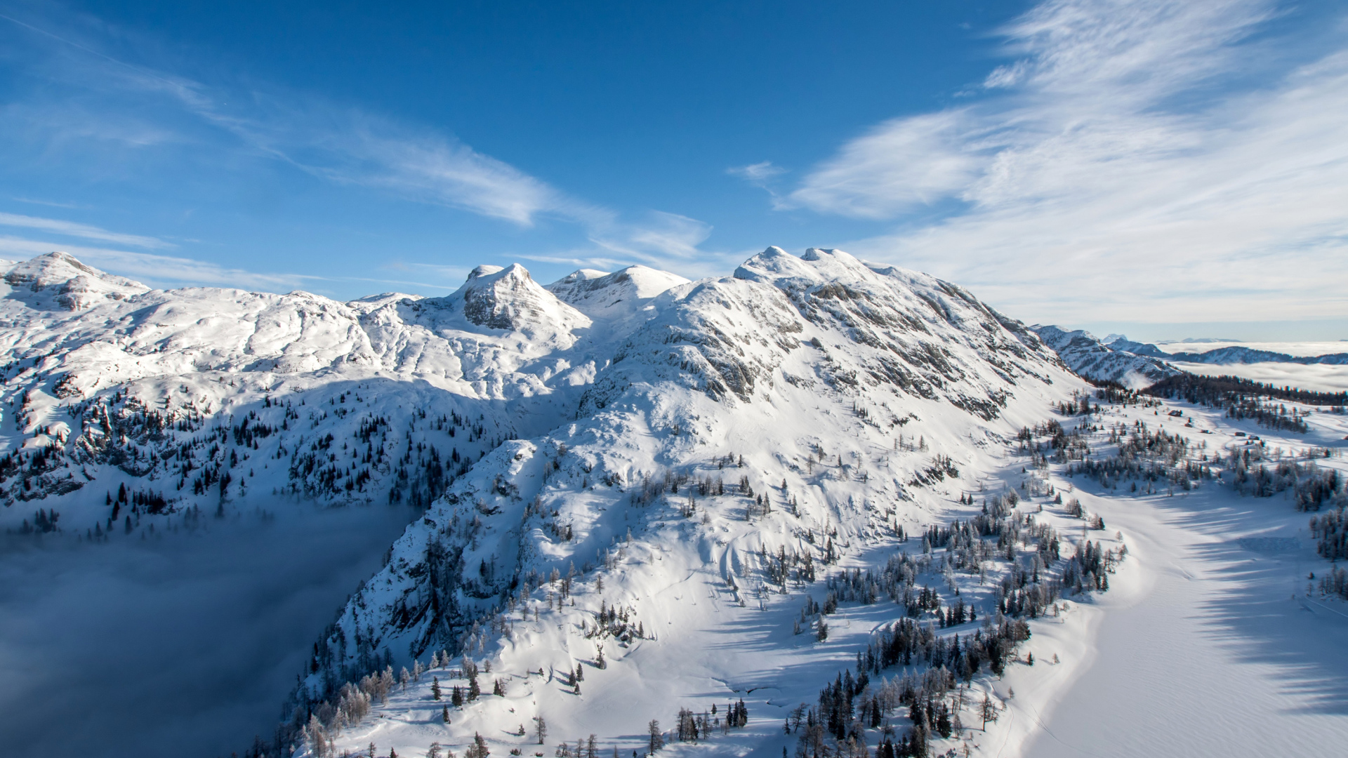 Заснеженные горы под красивым голубым небом 