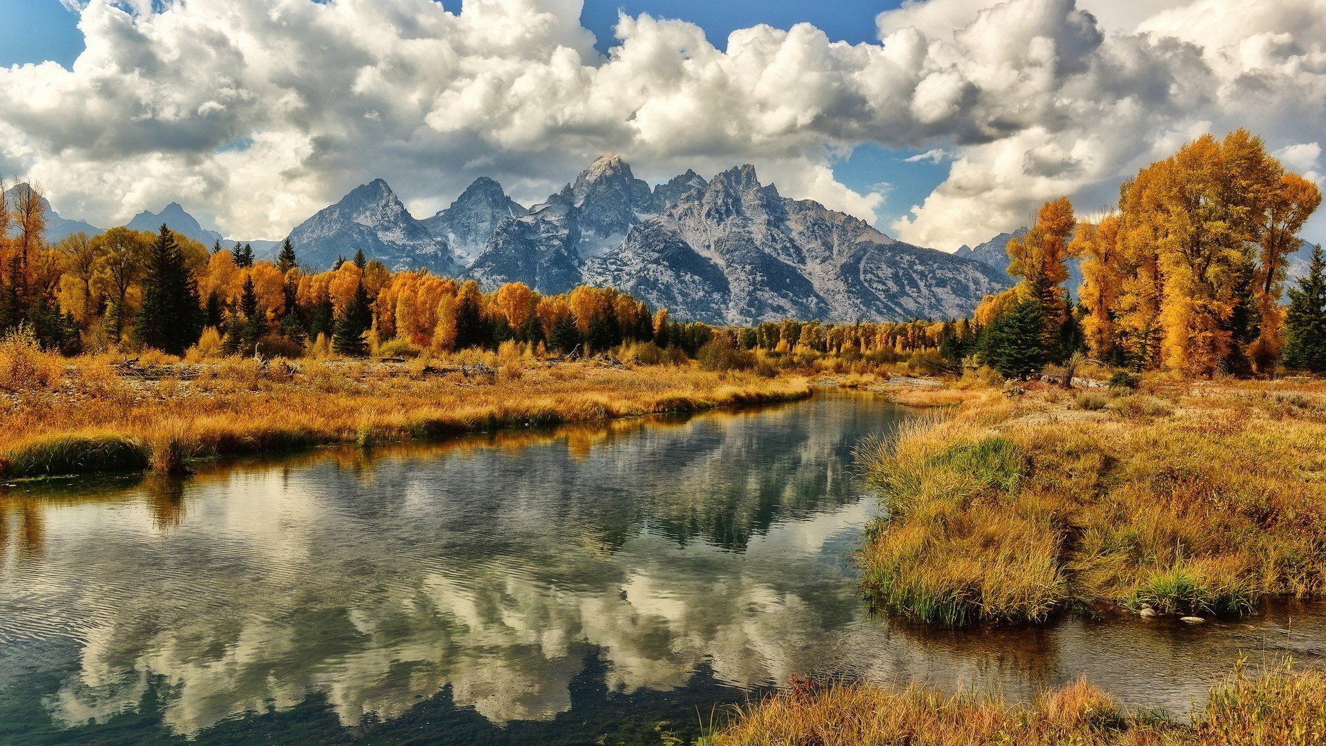 Белые облака над горами 