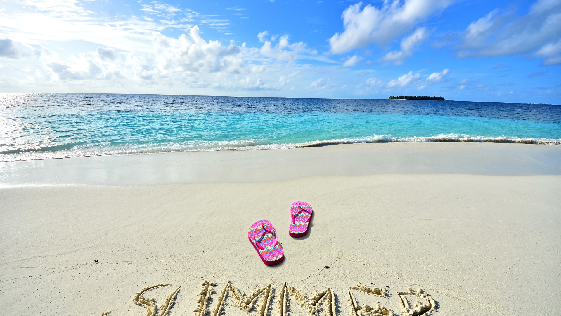 Надпись на теплом морском песке летом