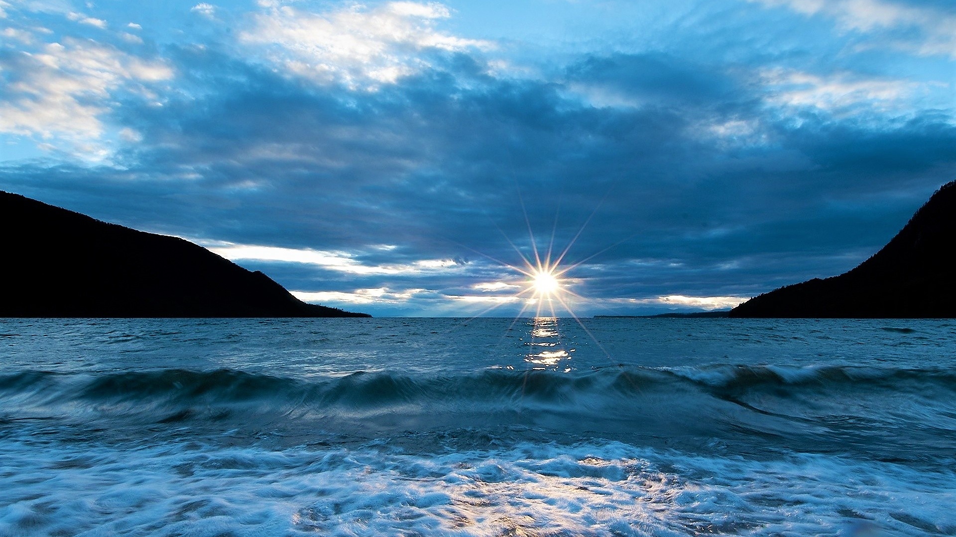 Закат летнего солнца над океаном