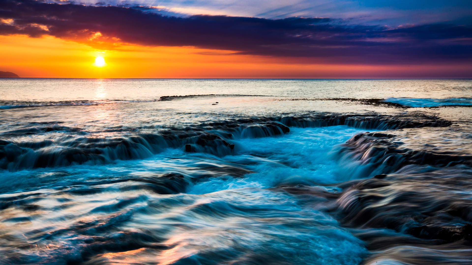 Закат солнца на горизонте над морем