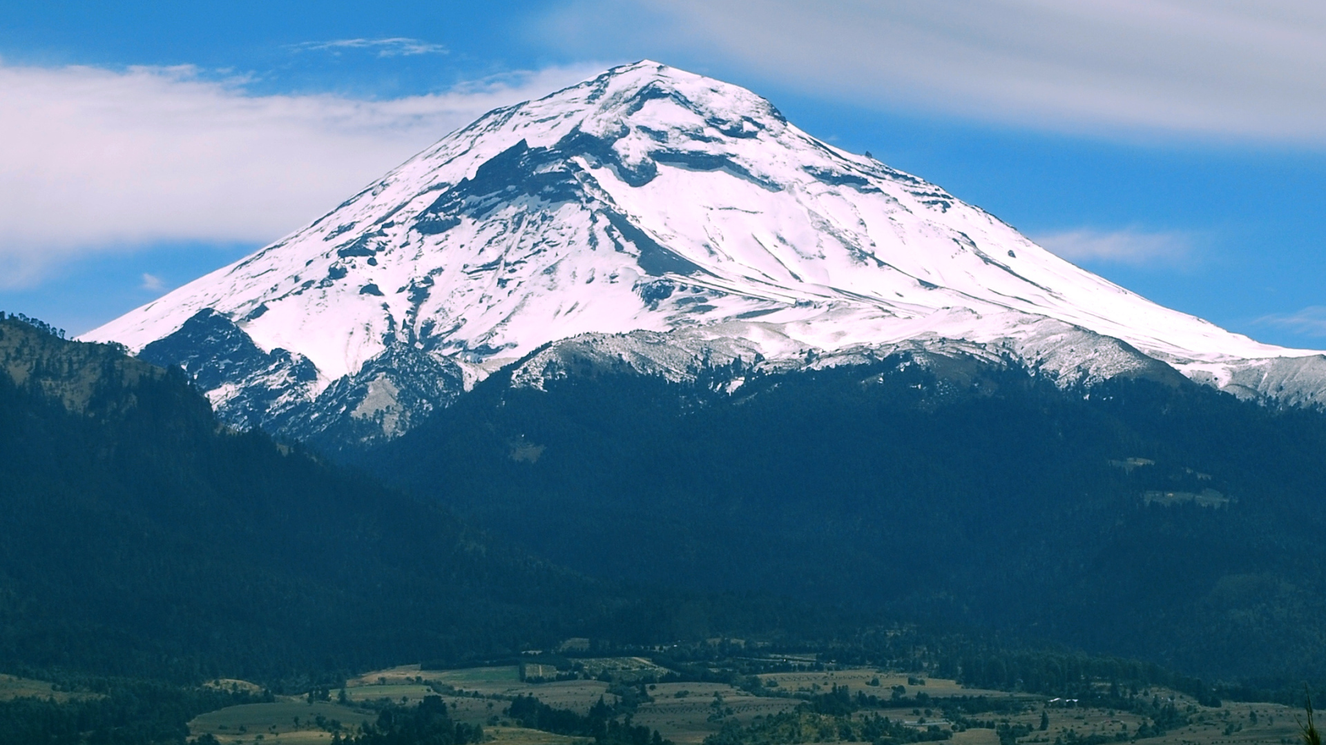 Вид заснеженный на вулкан Попокатепетль, Мексика 