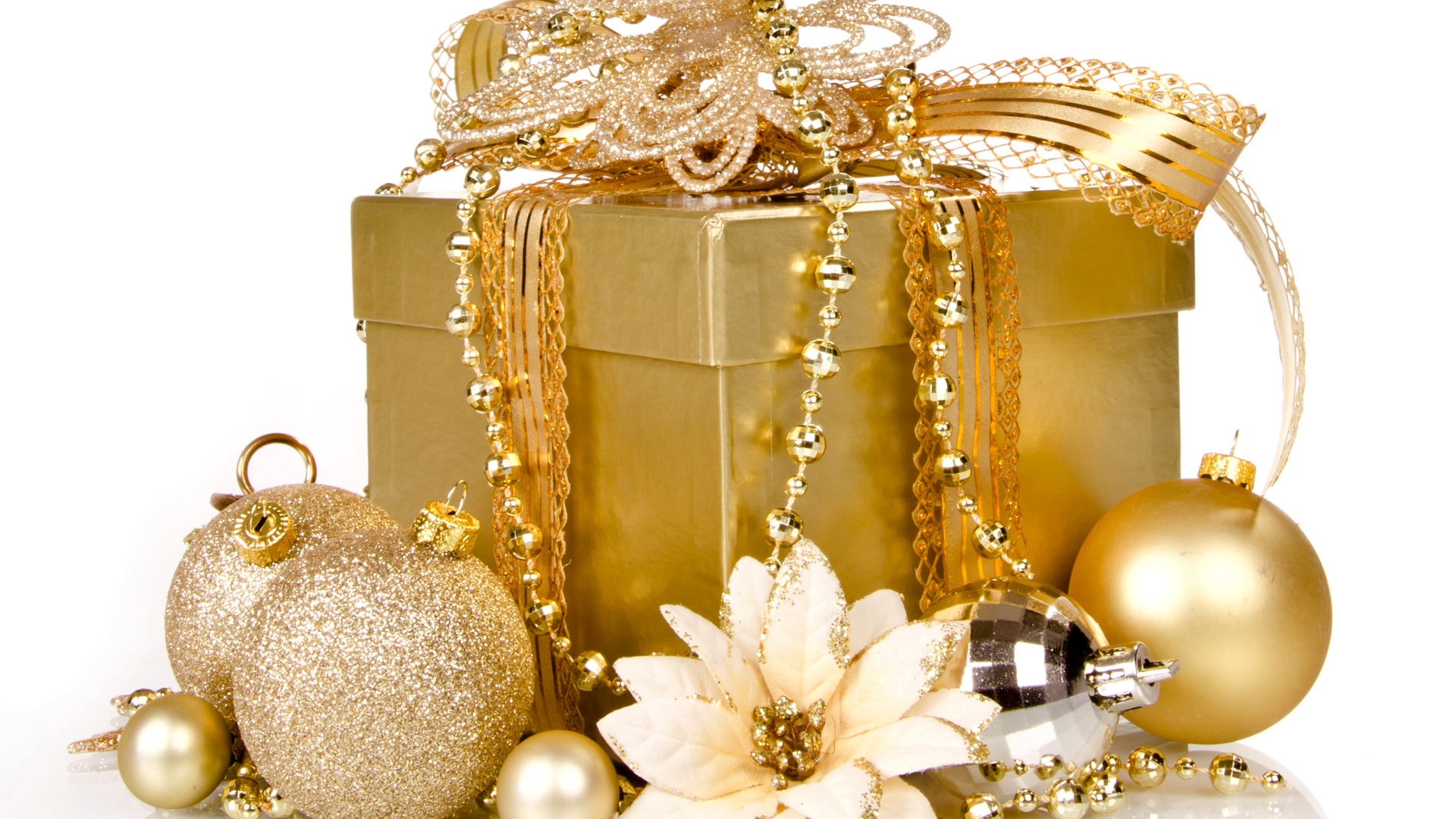 Коробка с Новогодним подарком с елочными  шариками на белом фоне