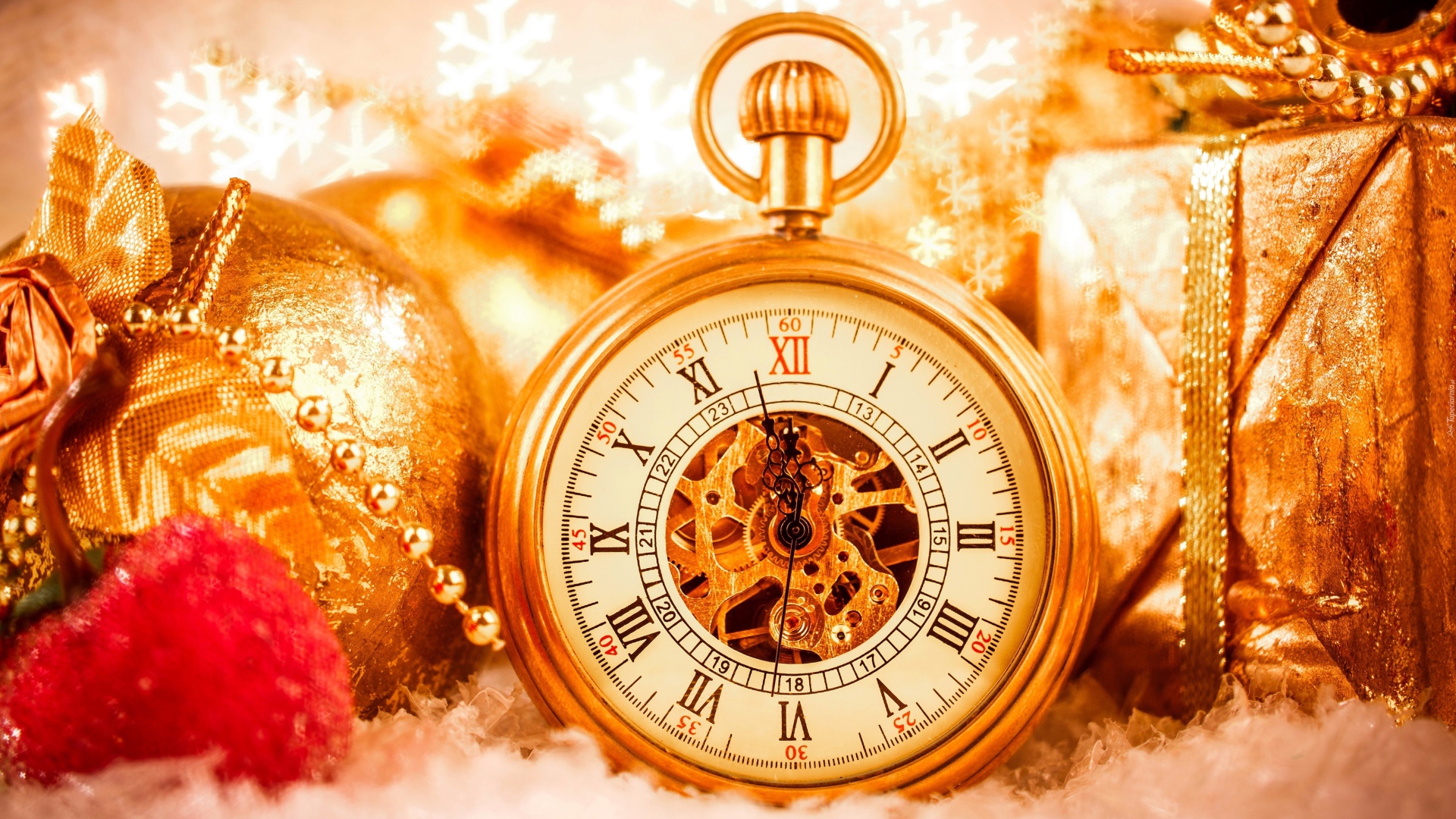 Новогодние украшения с часами крупным планом