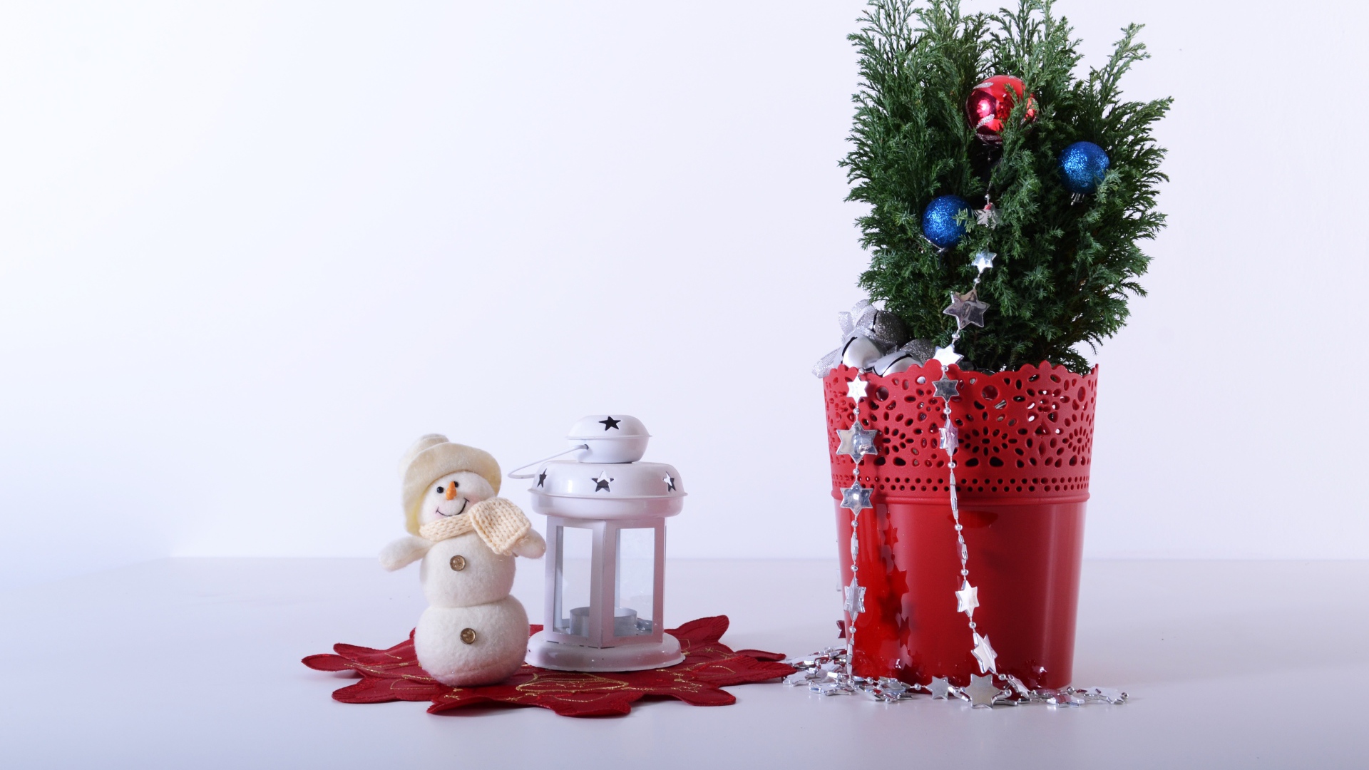 Праздничный новогодний декор на сером фоне