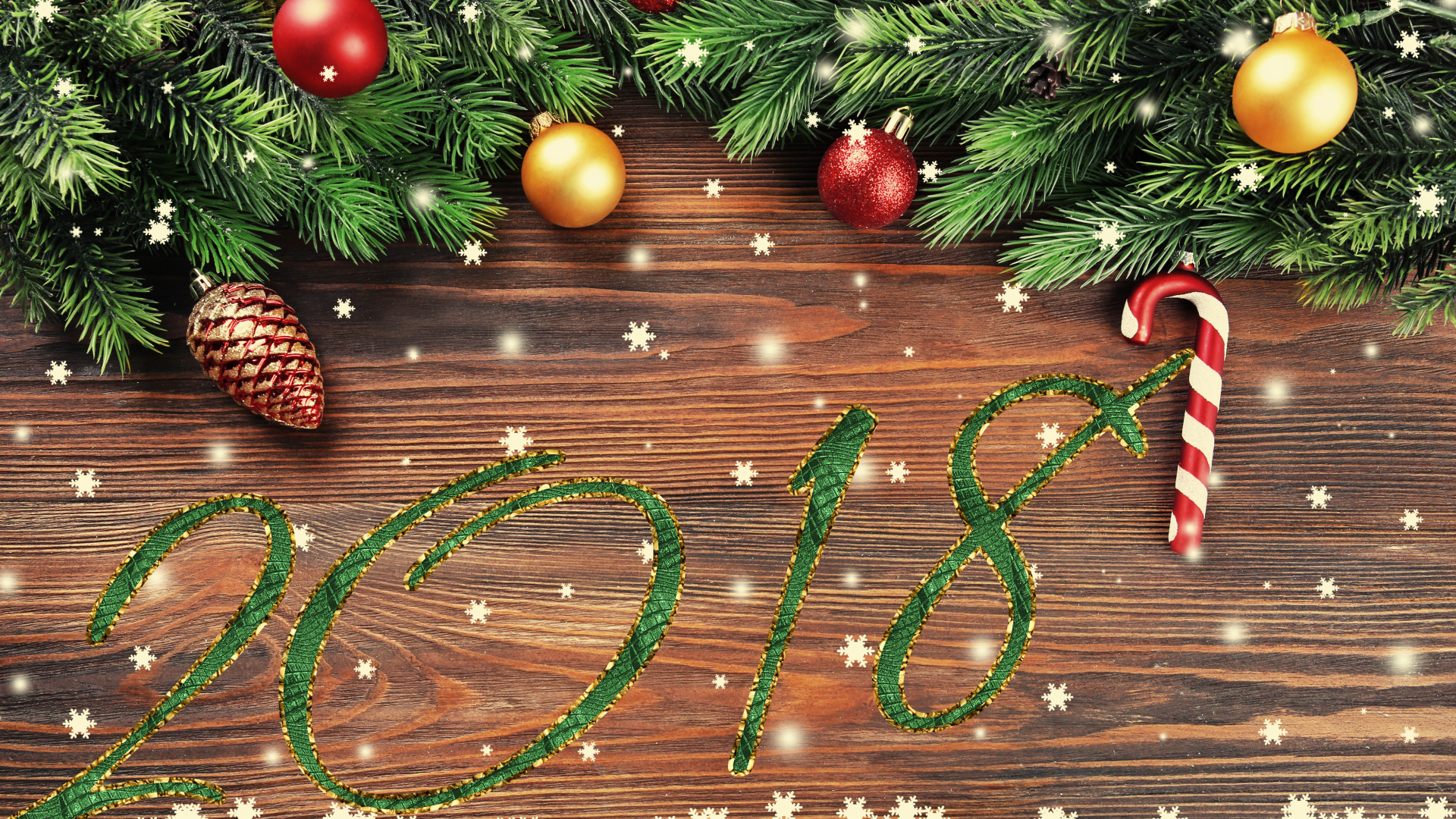 Цифры 2018 на фоне новогоднего декора