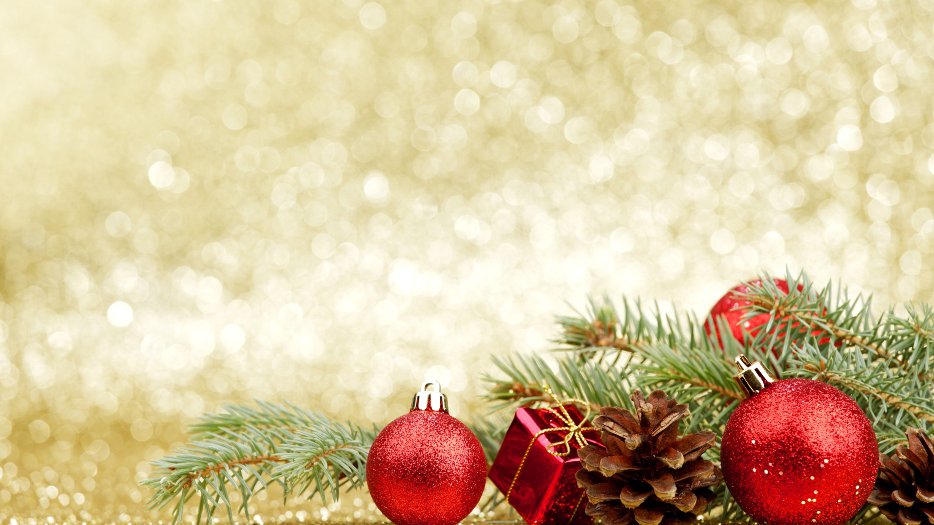 Еловая ветка, шишки и красные шарики, шаблон на поздравительной открытки