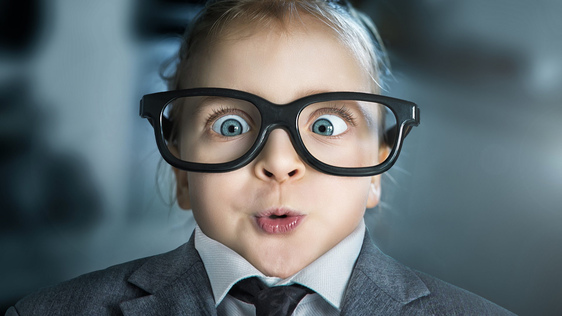 Девочка со смешными глазами в больших очках