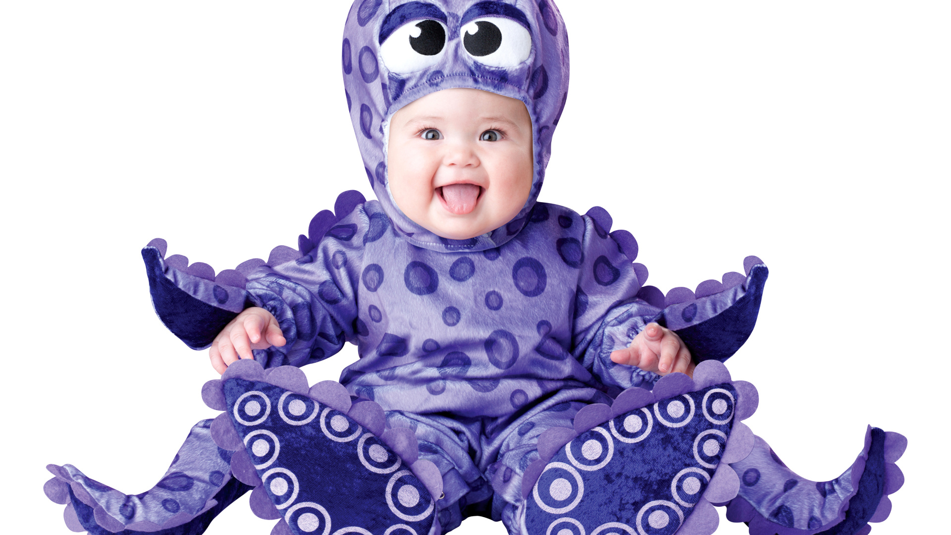 Маленький улыбающийся малыш в забавном костюме