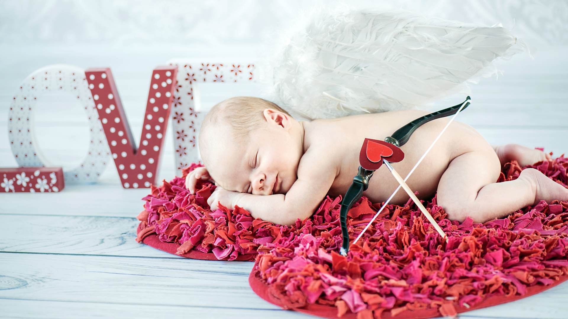 Маленький ребенок в костюме купидона