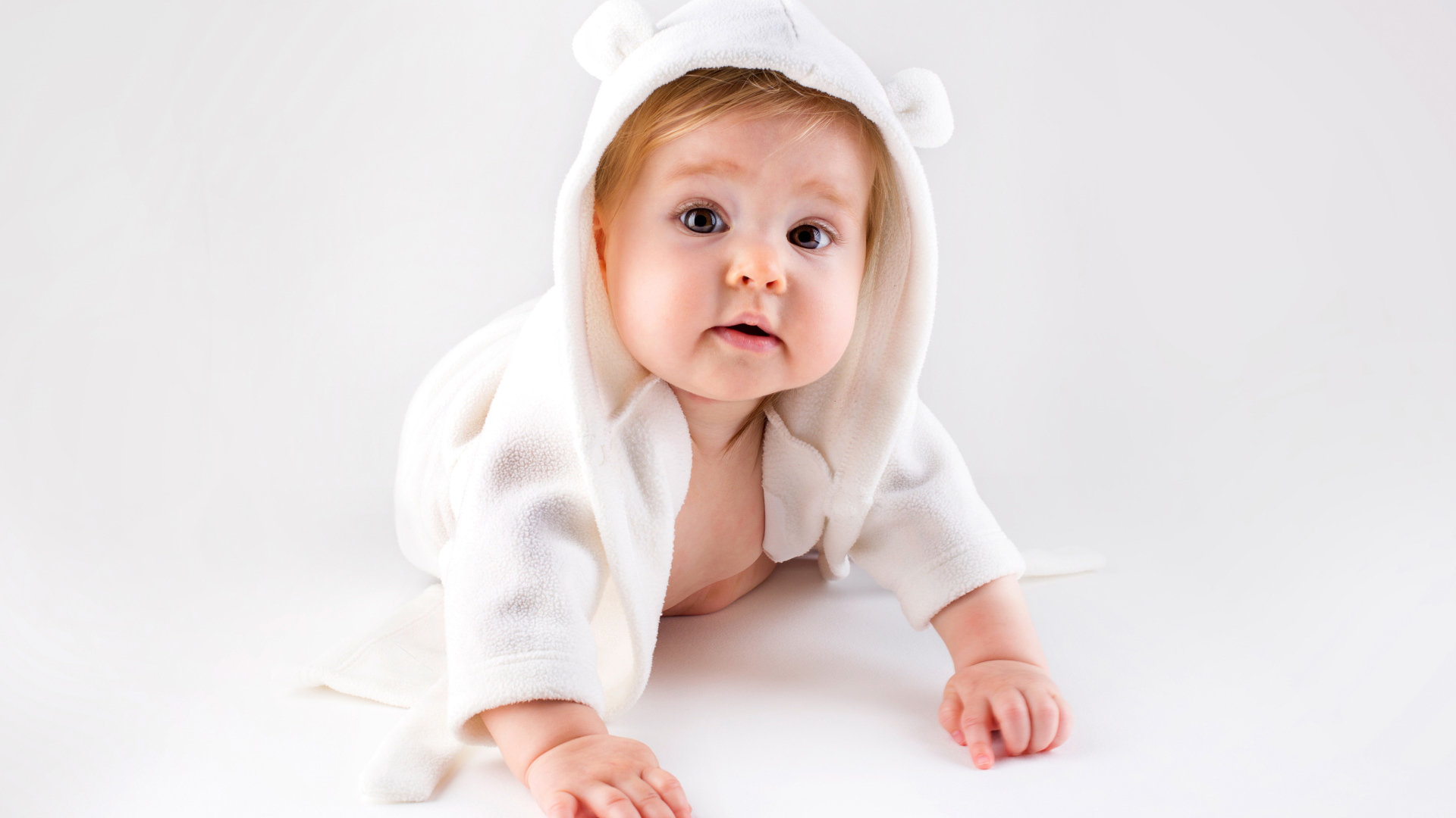Девочка младенец в белом халате с ушками на капюшоне