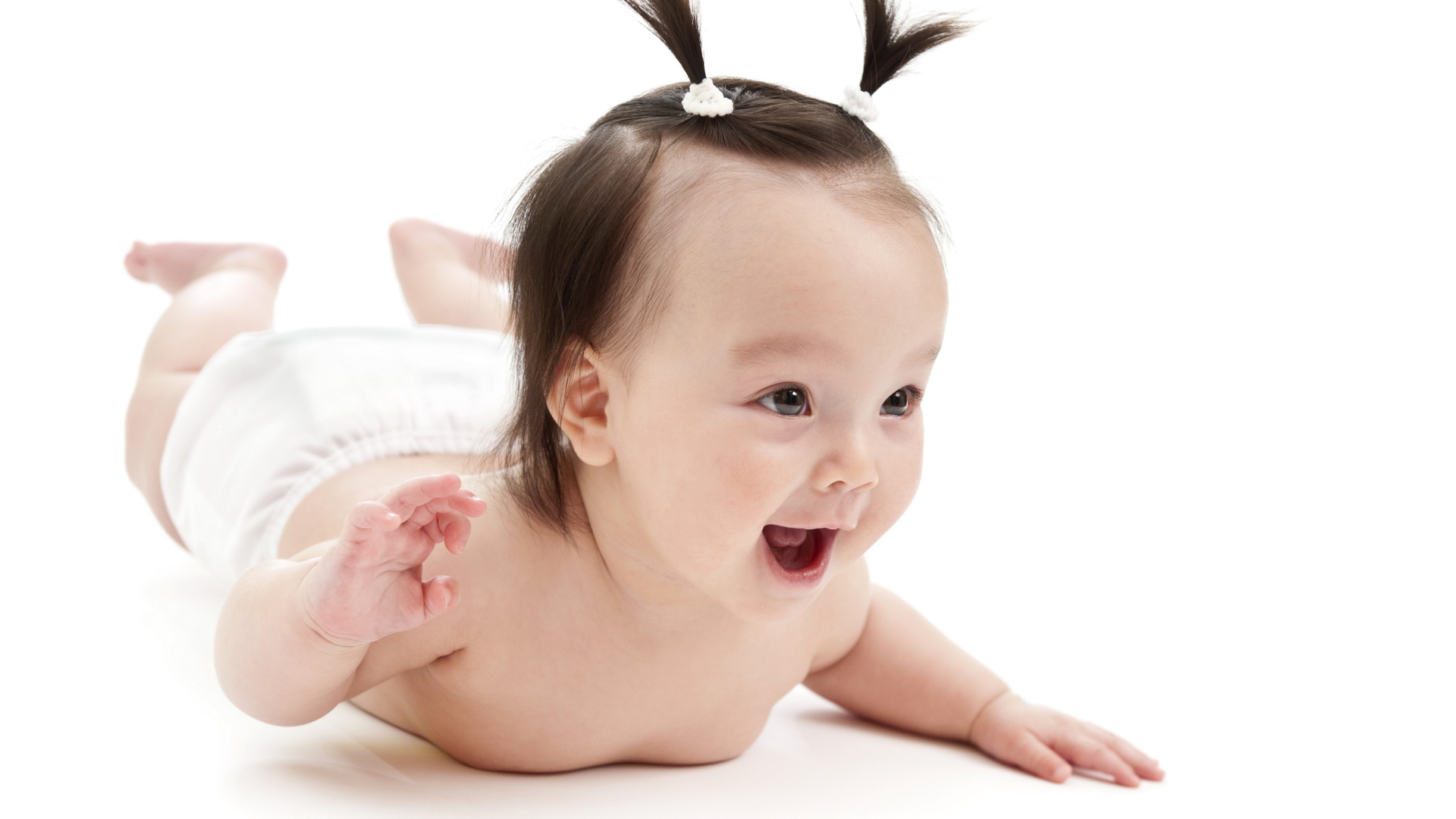 Девочка младенец с хвостиками на голове