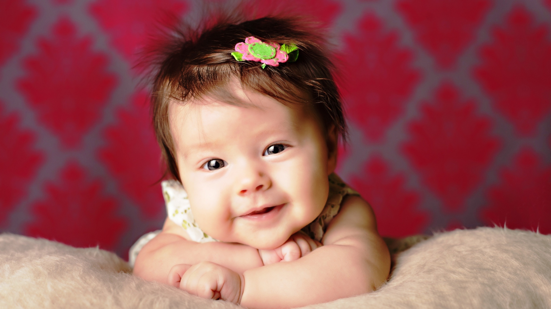 Милая маленькая девочка с цветком в волосах 