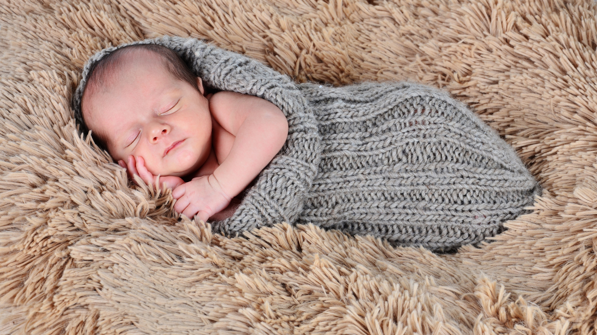 Милый спящий маленький мальчик 