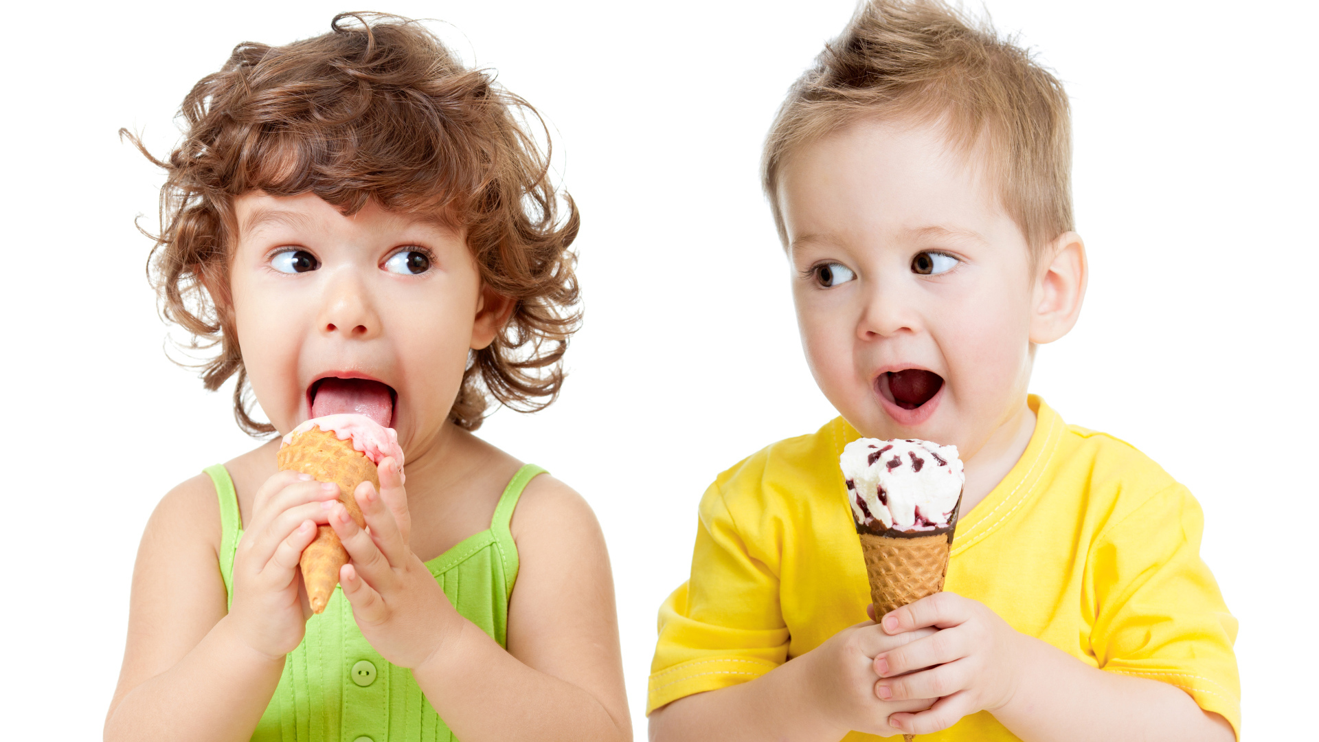 Маленькие мальчик и девочка едят вкусное мороженое