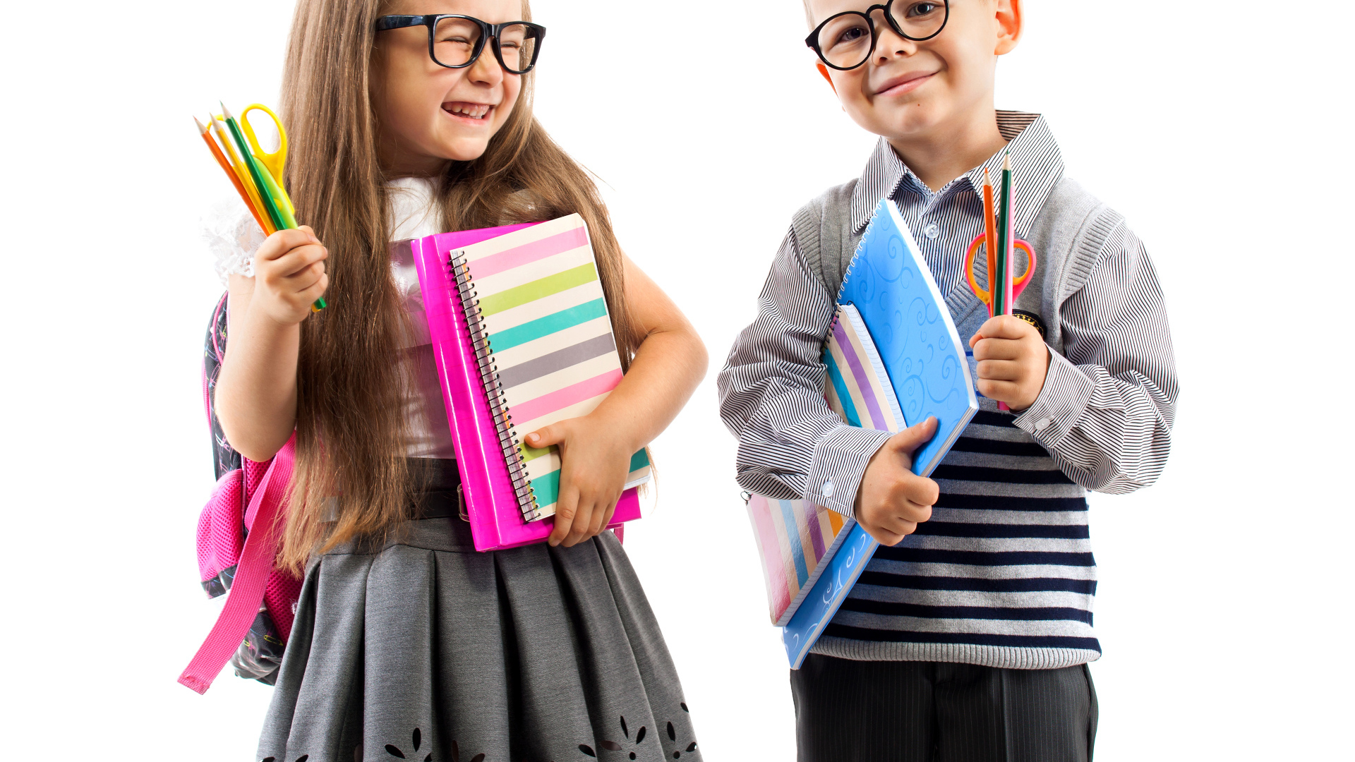 Маленькие мальчик и девочка готовятся к школе