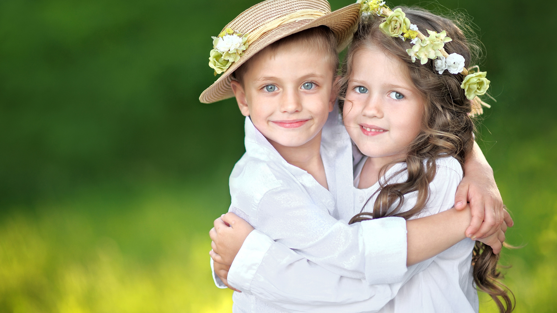 Маленькие мальчик и девочка обнимают друг друга