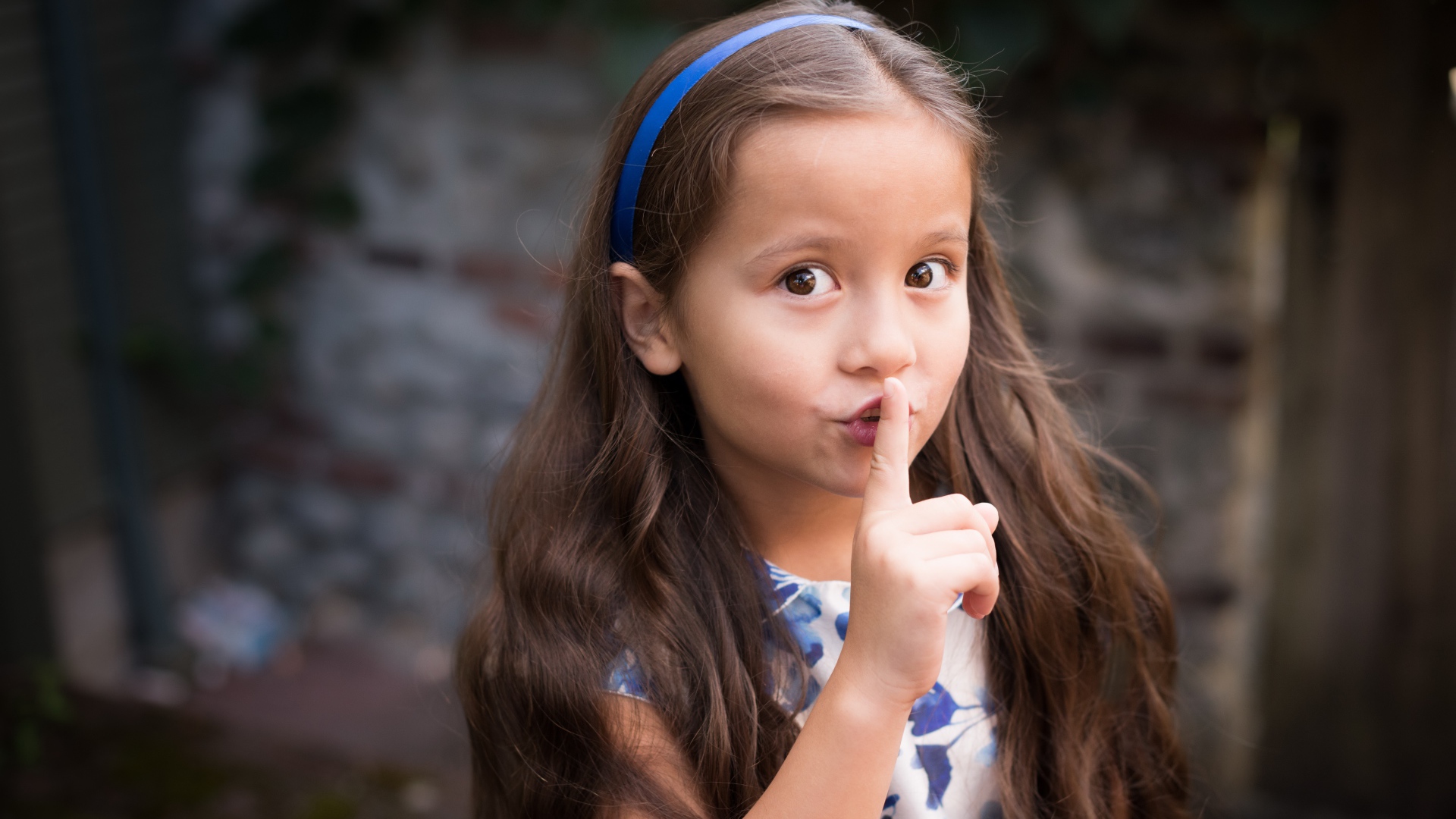 Маленькая кареглазая девочка с длинными волосами