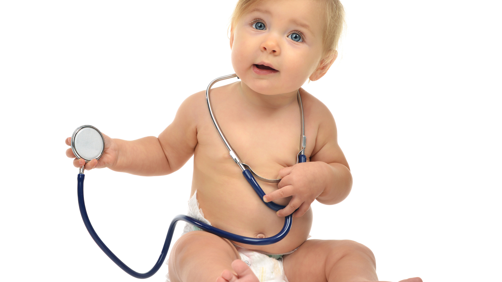 Маленький ребенок со стетоскопом на белом фоне
