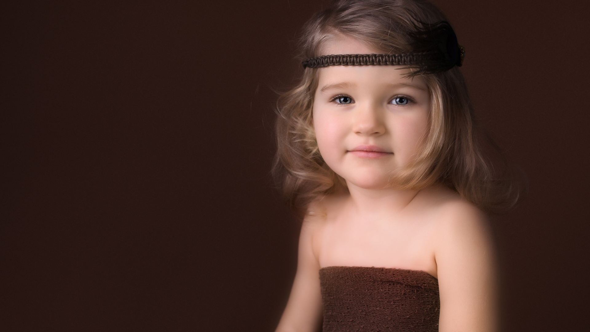 Маленькая милая девочка с повязкой на голове